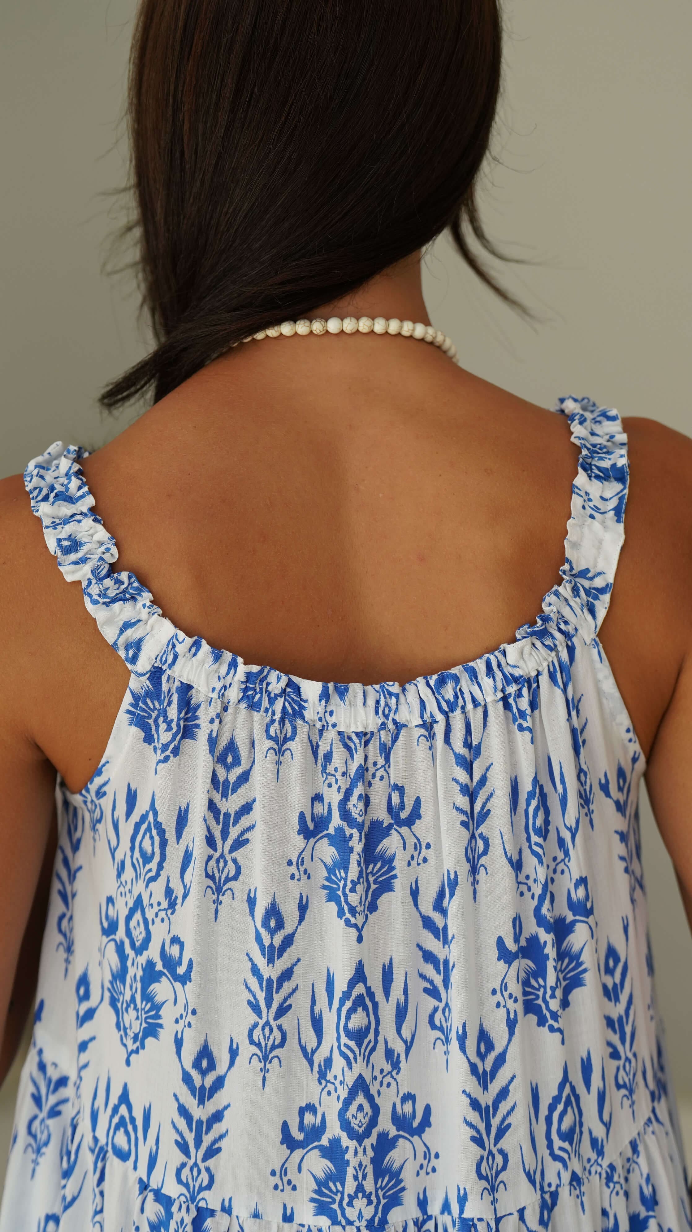 Blå og hvit vid stroppekjole