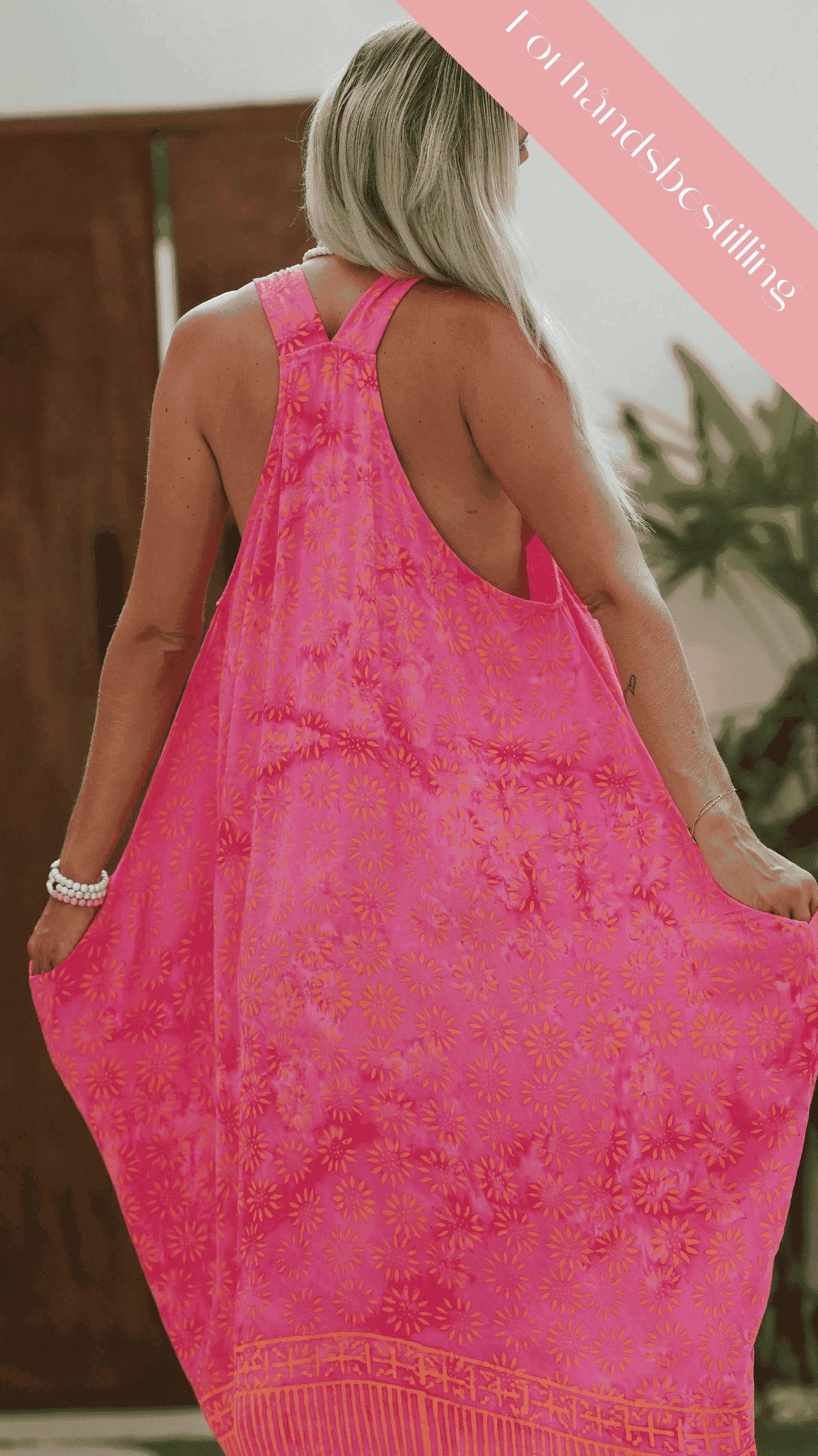 Avslappet rosa batikk midikjole med åpen rygg - Blåstråle kjole