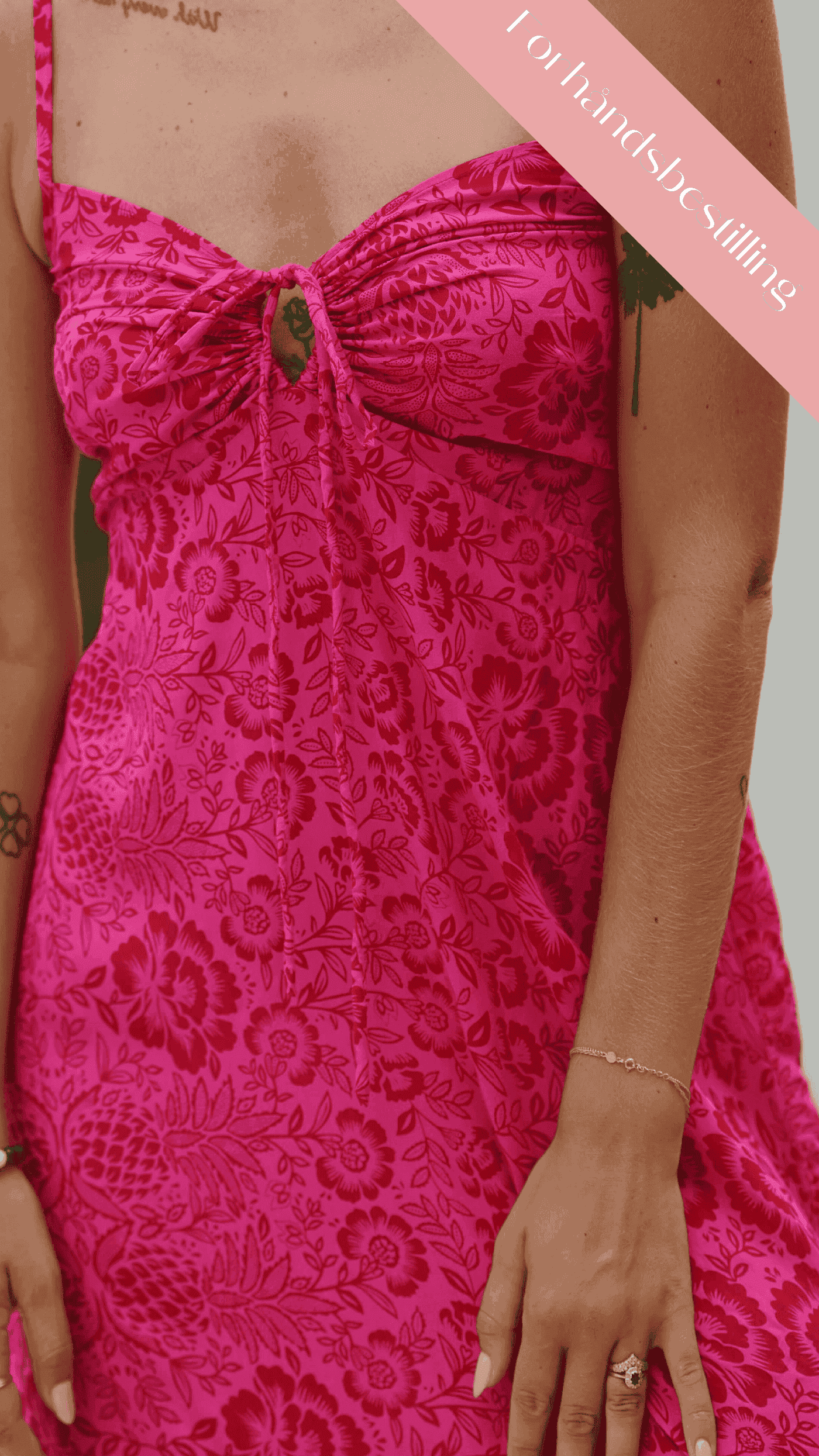 Lang stroppekjole med rødt og rosa mønster - Fjørkam sommerkjole