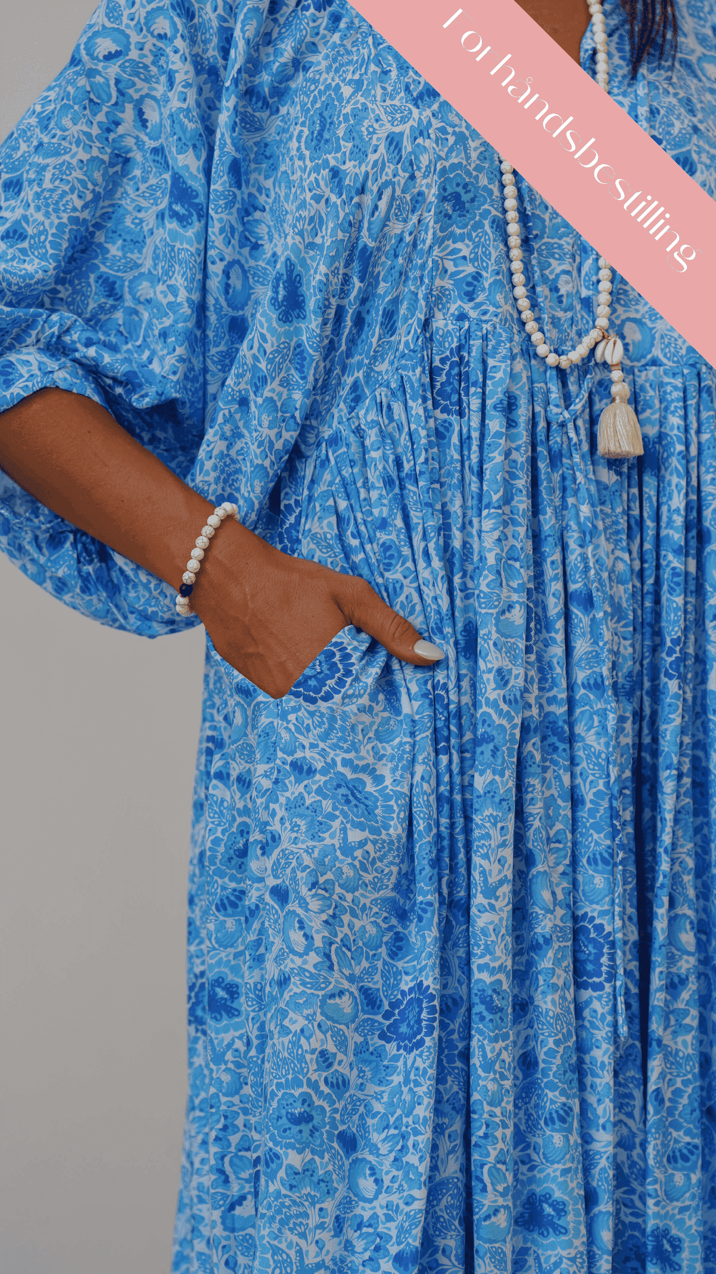 Blå midikjole med lommer og blomster - Stokkrose sommerkjole