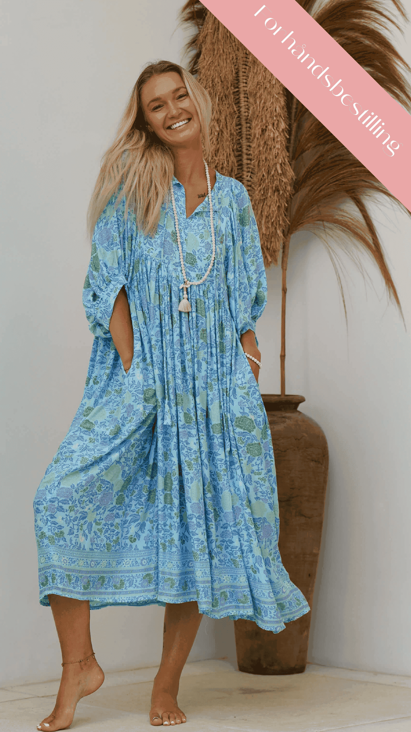 Lys turkis midikjole med blomster - Stokkrose sommerkjole