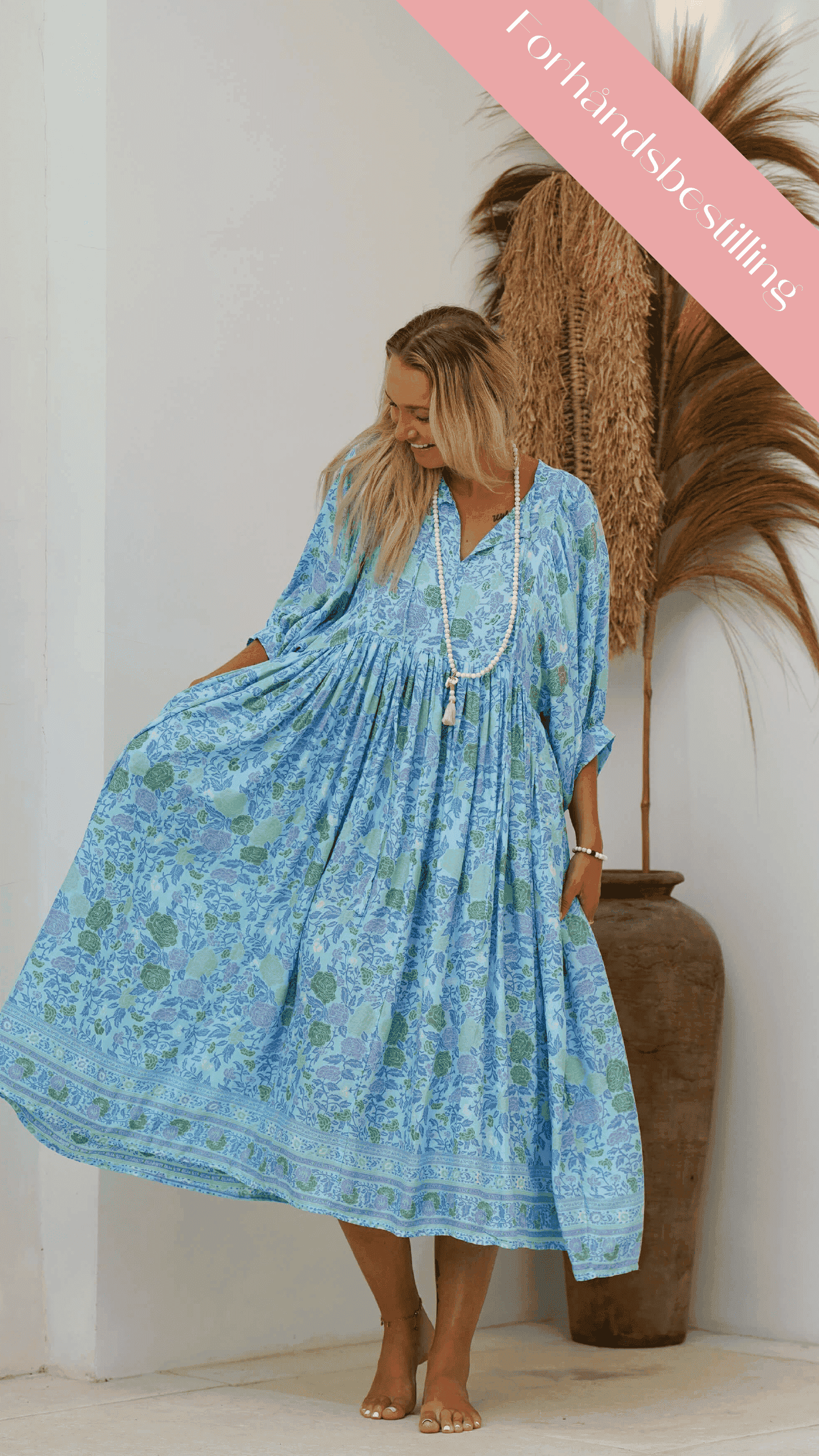 Lys turkis midikjole med blomster - Stokkrose sommerkjole