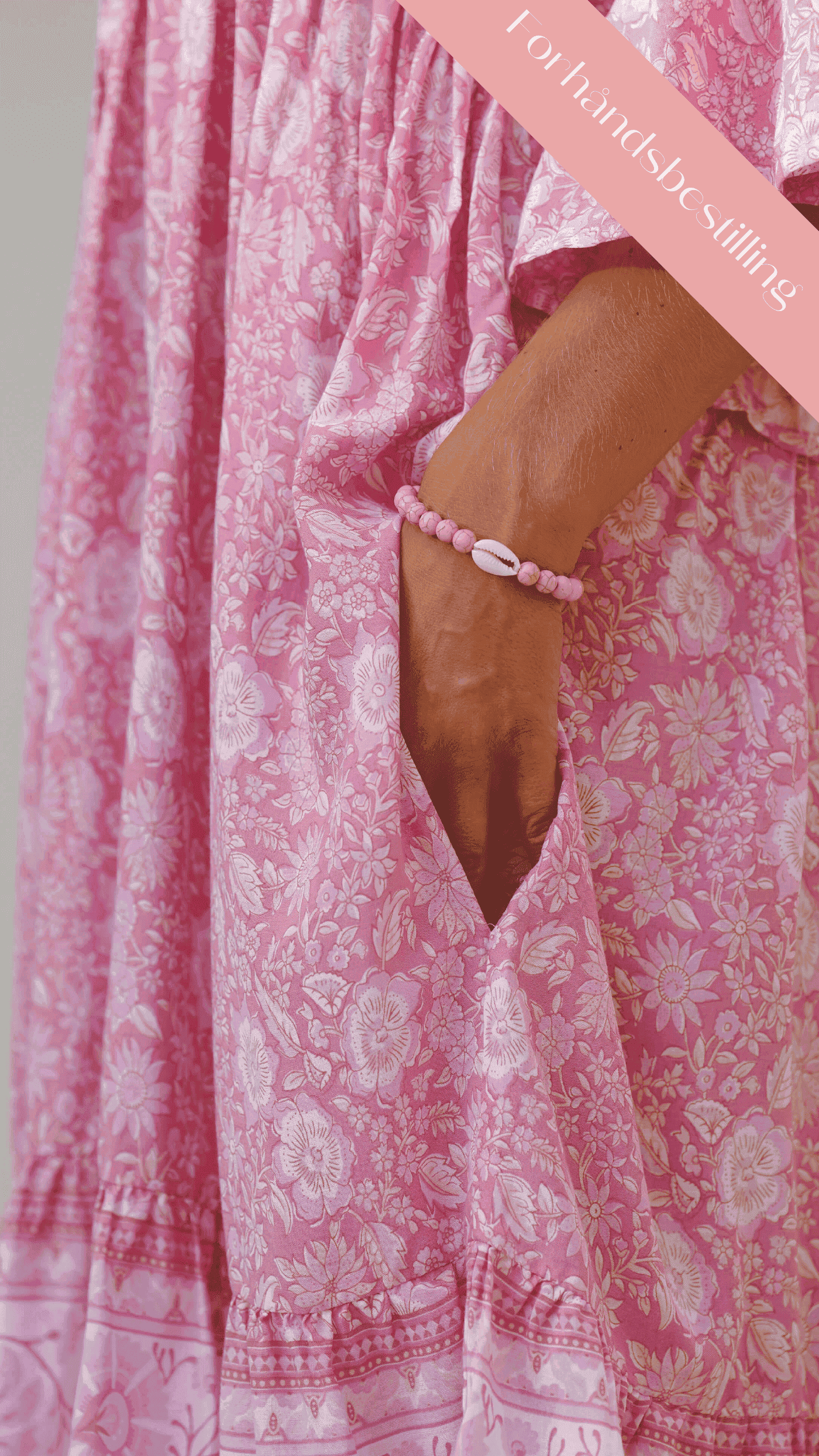 Lyserosa kort sommerkjole med lommer - Georgine kjole