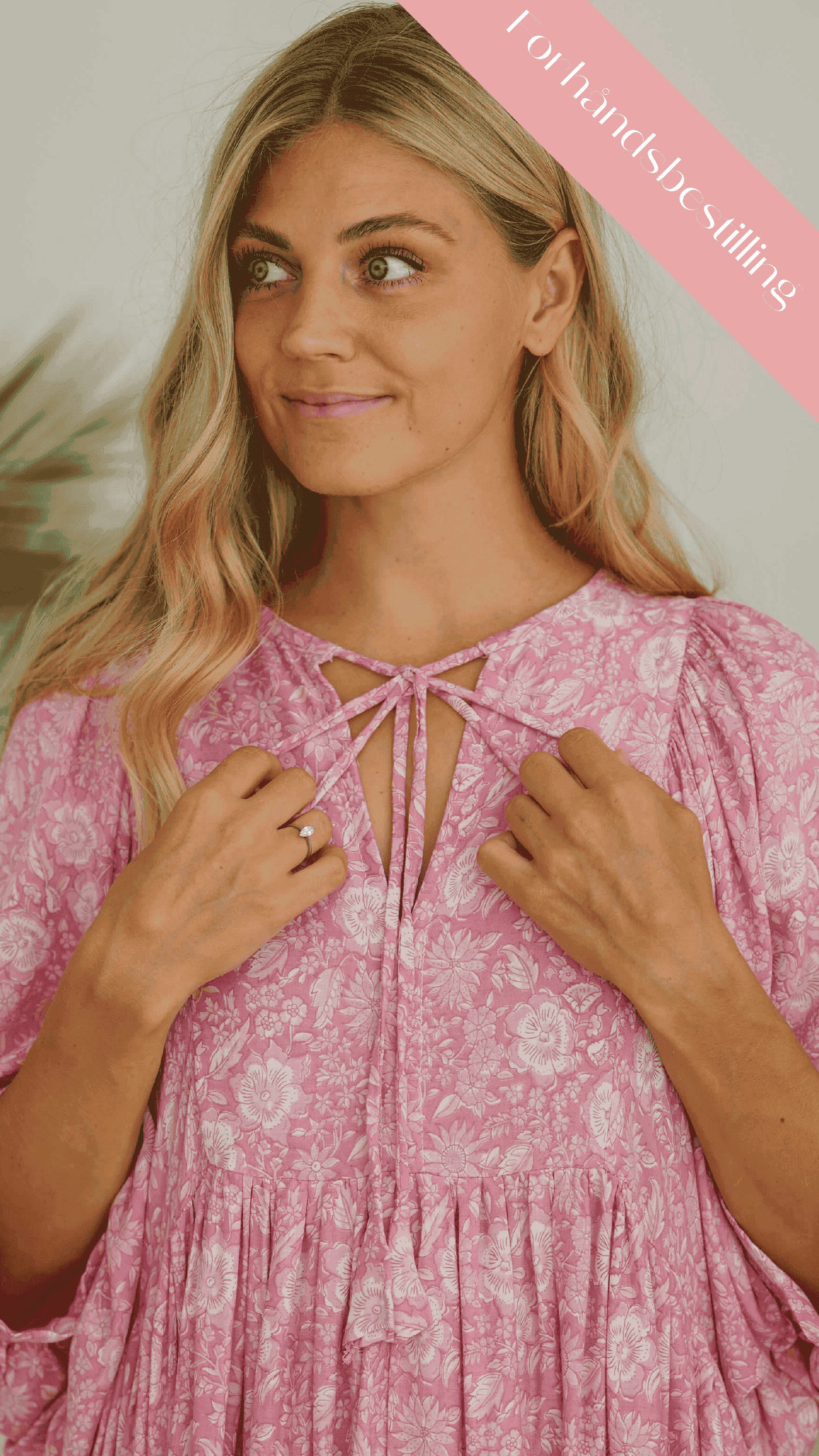 Lyserosa midikjole med lommer - Stokkrose sommerkjole