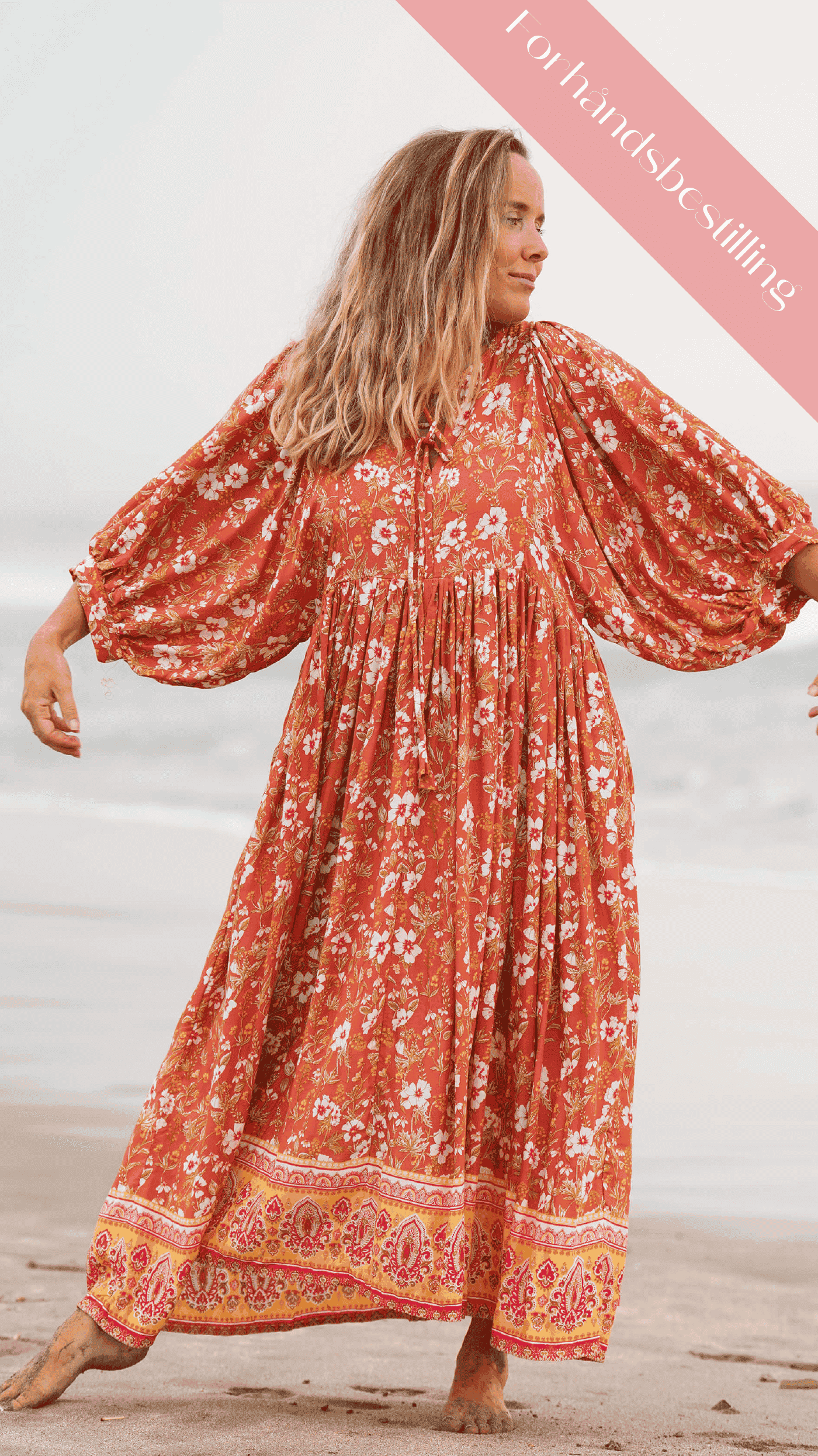 Orange bohemsk midikjole med lommer - Stokkrose sommerkjole