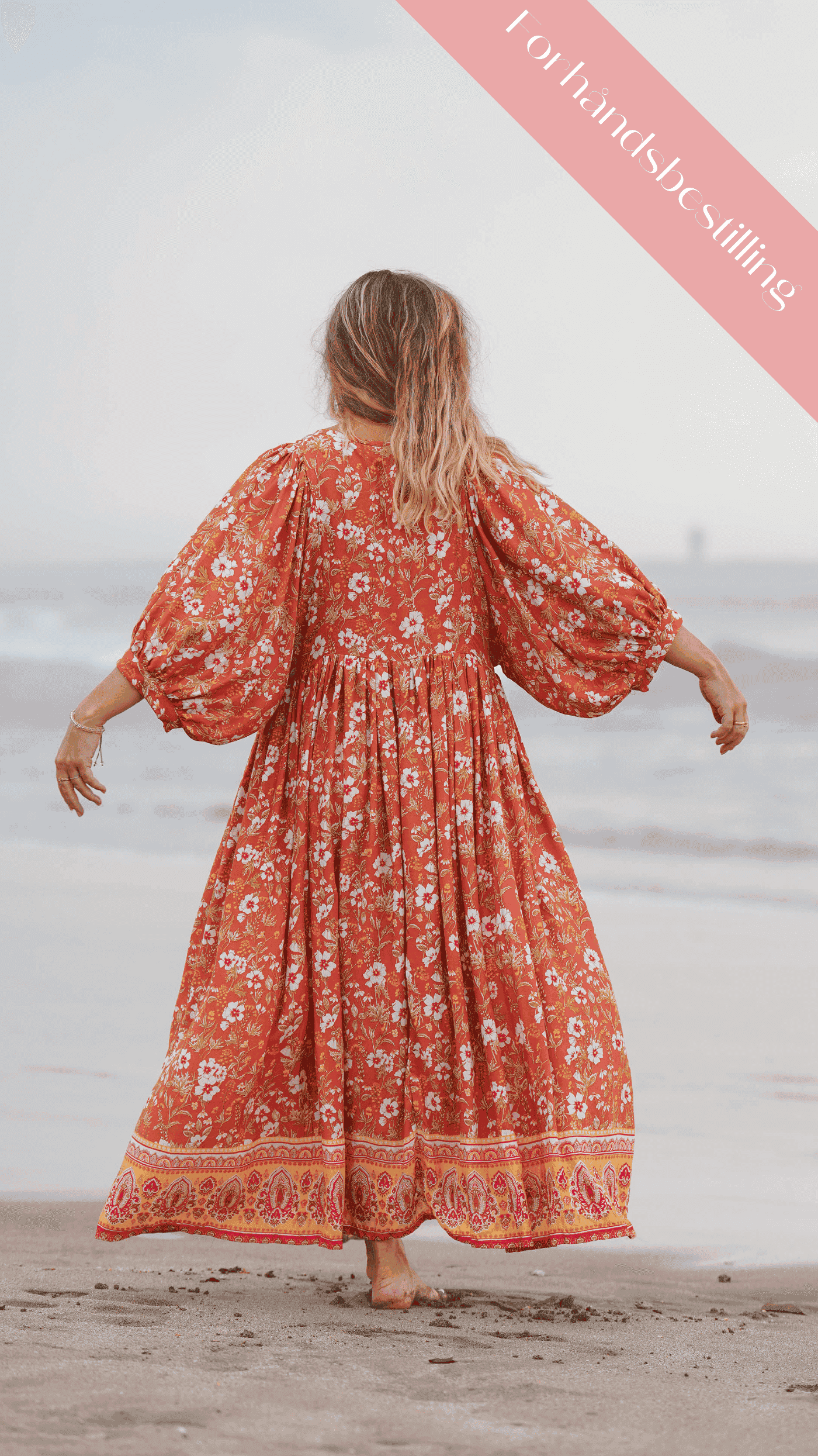 Orange bohemsk midikjole med lommer - Stokkrose sommerkjole