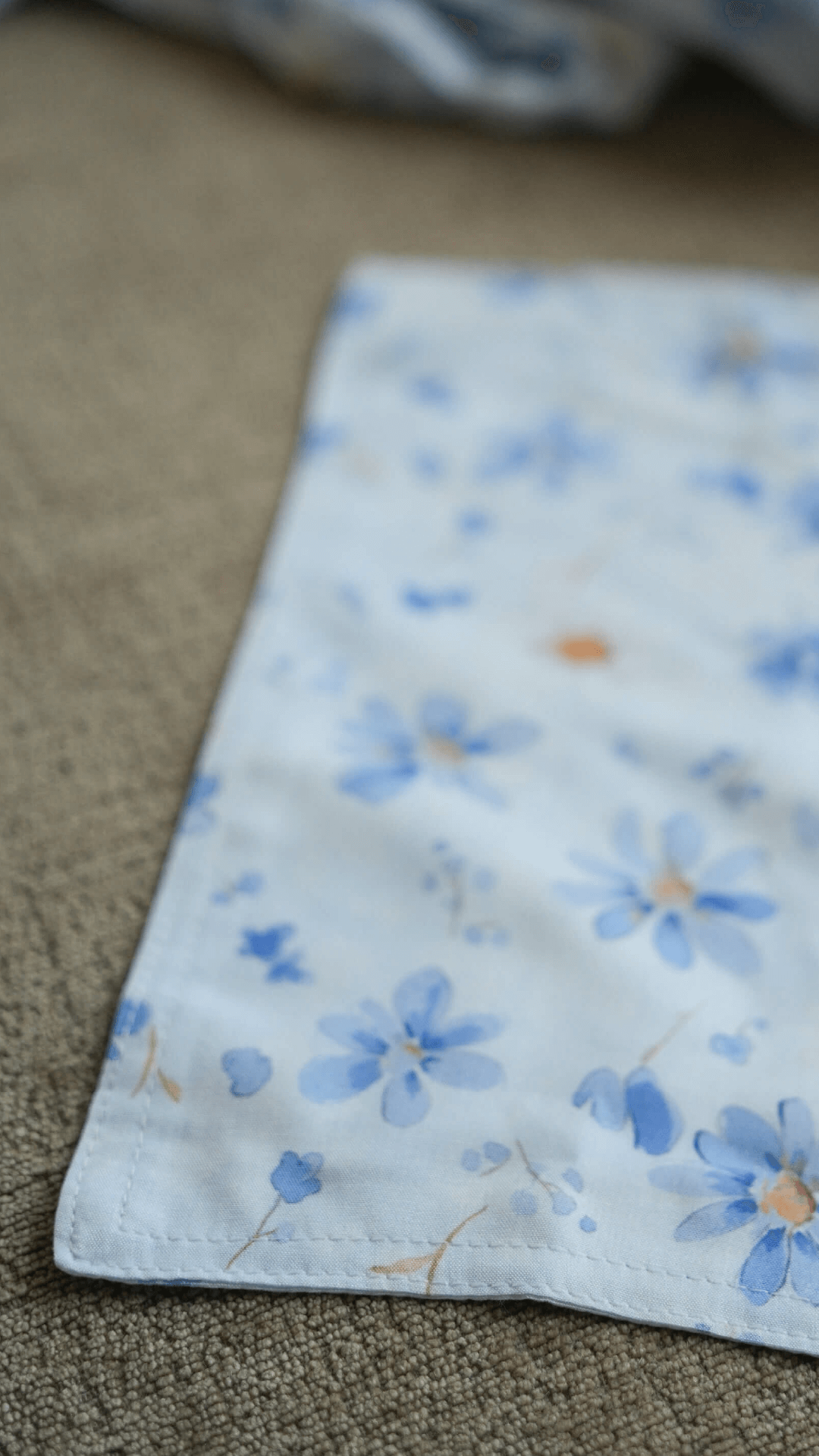 Lommetørkle i lyseblå blomster - Lotus hankie