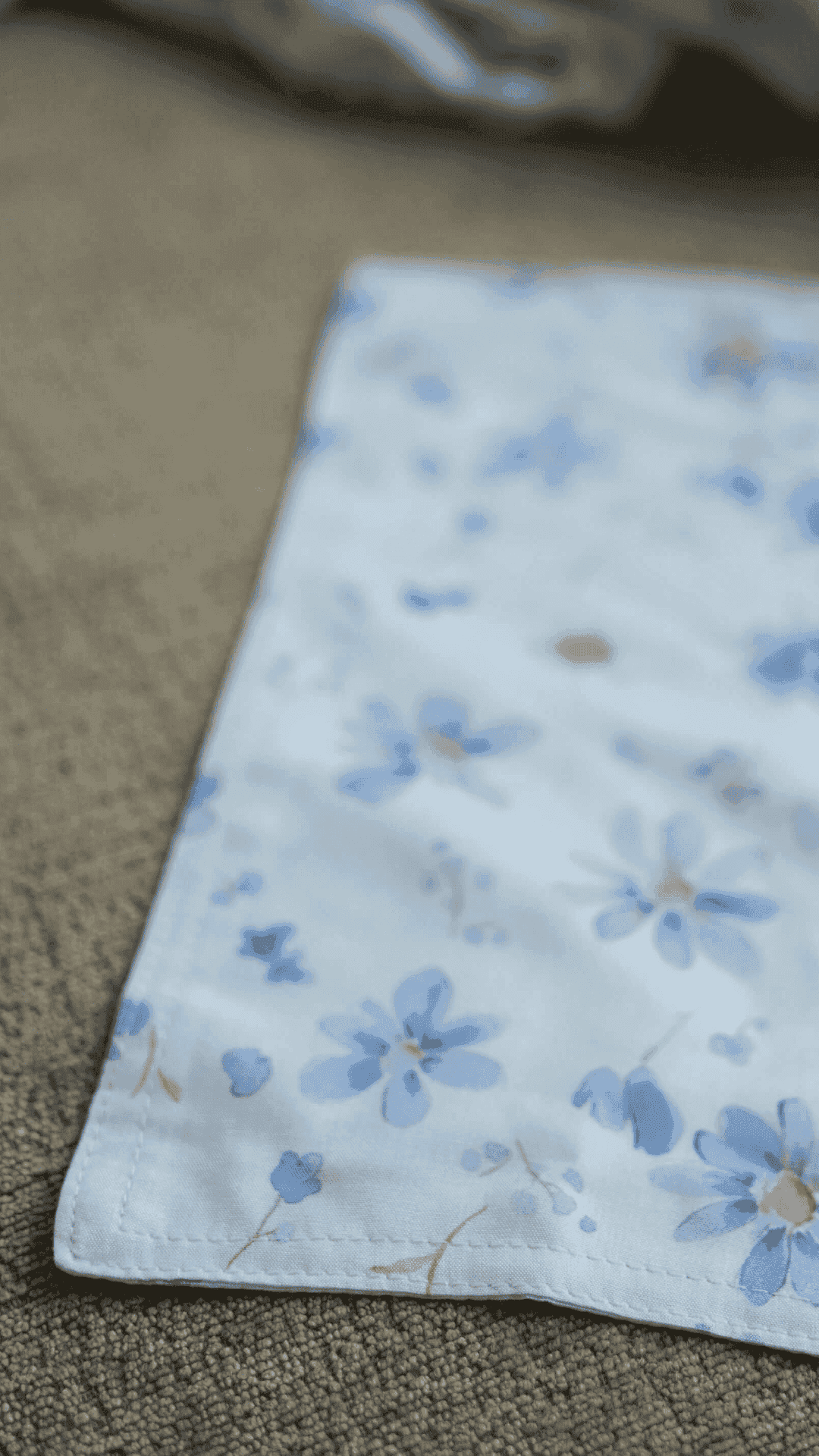 Lommetørkle i lyseblå blomster - Lotus hankie