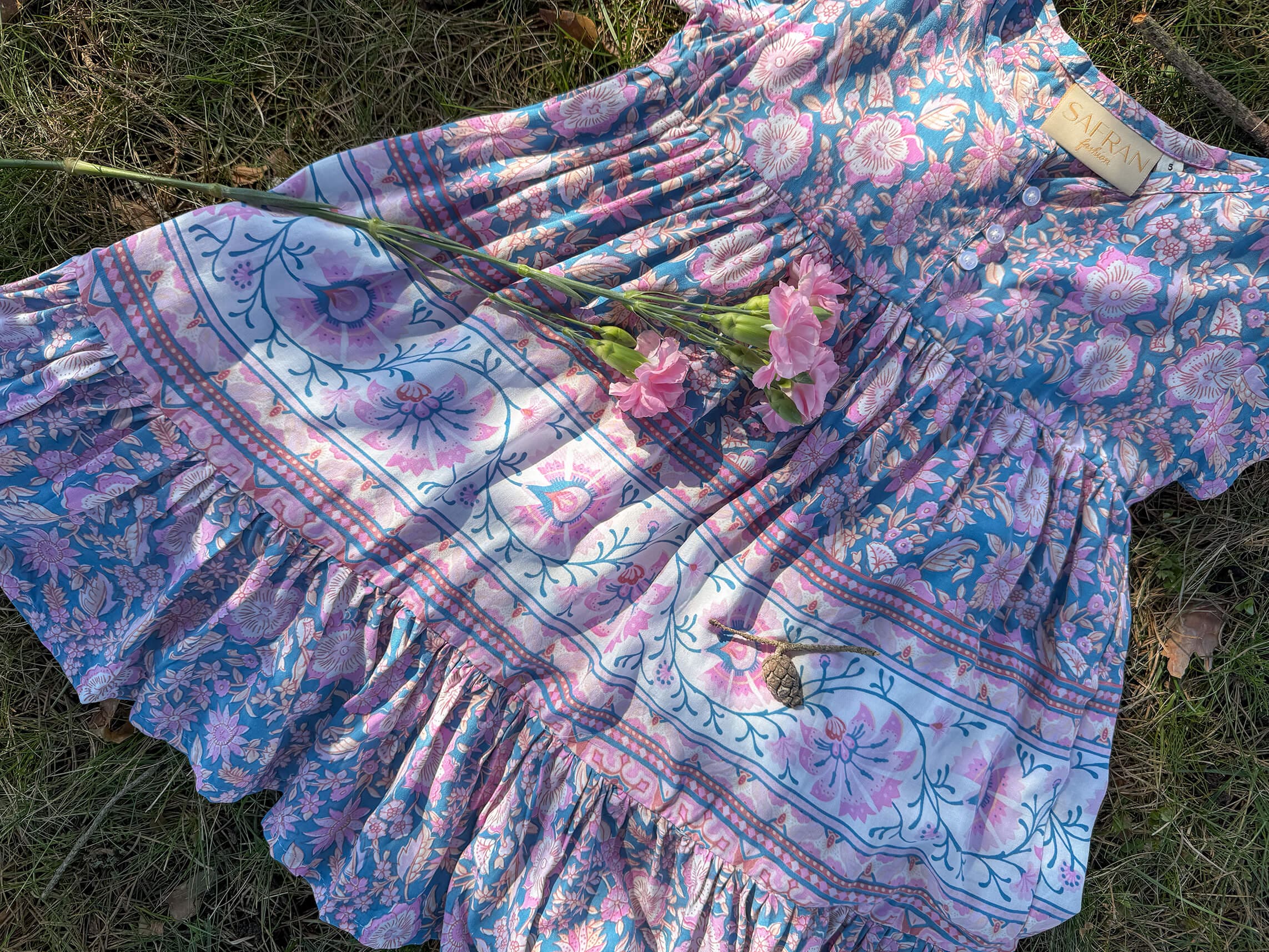 barnkjole med lilla rosa blomster