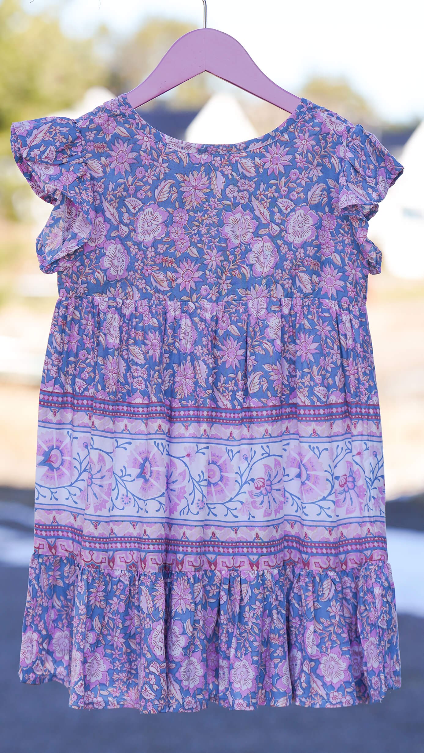 barnkjole med lilla rosa blomster