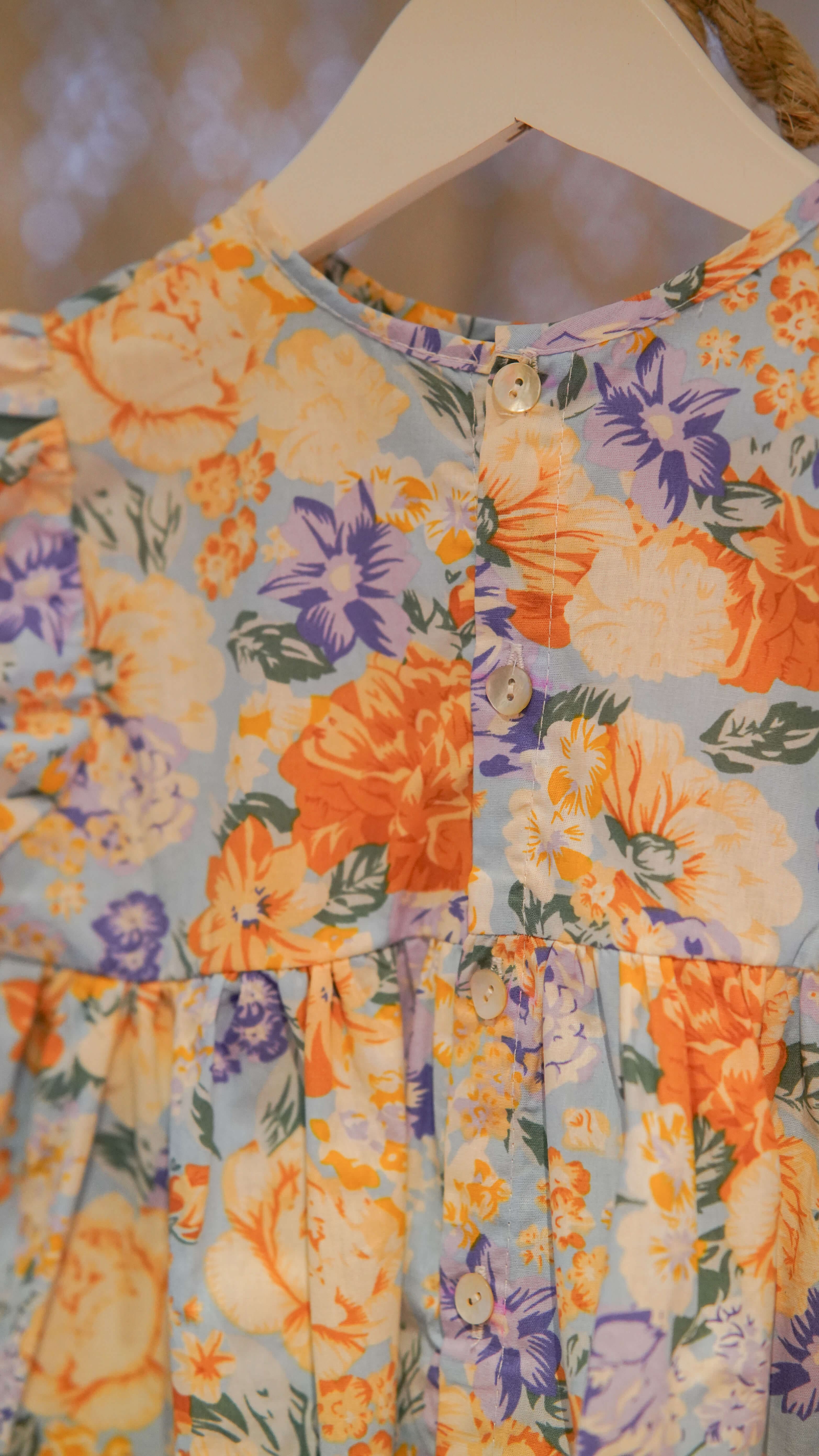 Barnekjole med blomsterprint