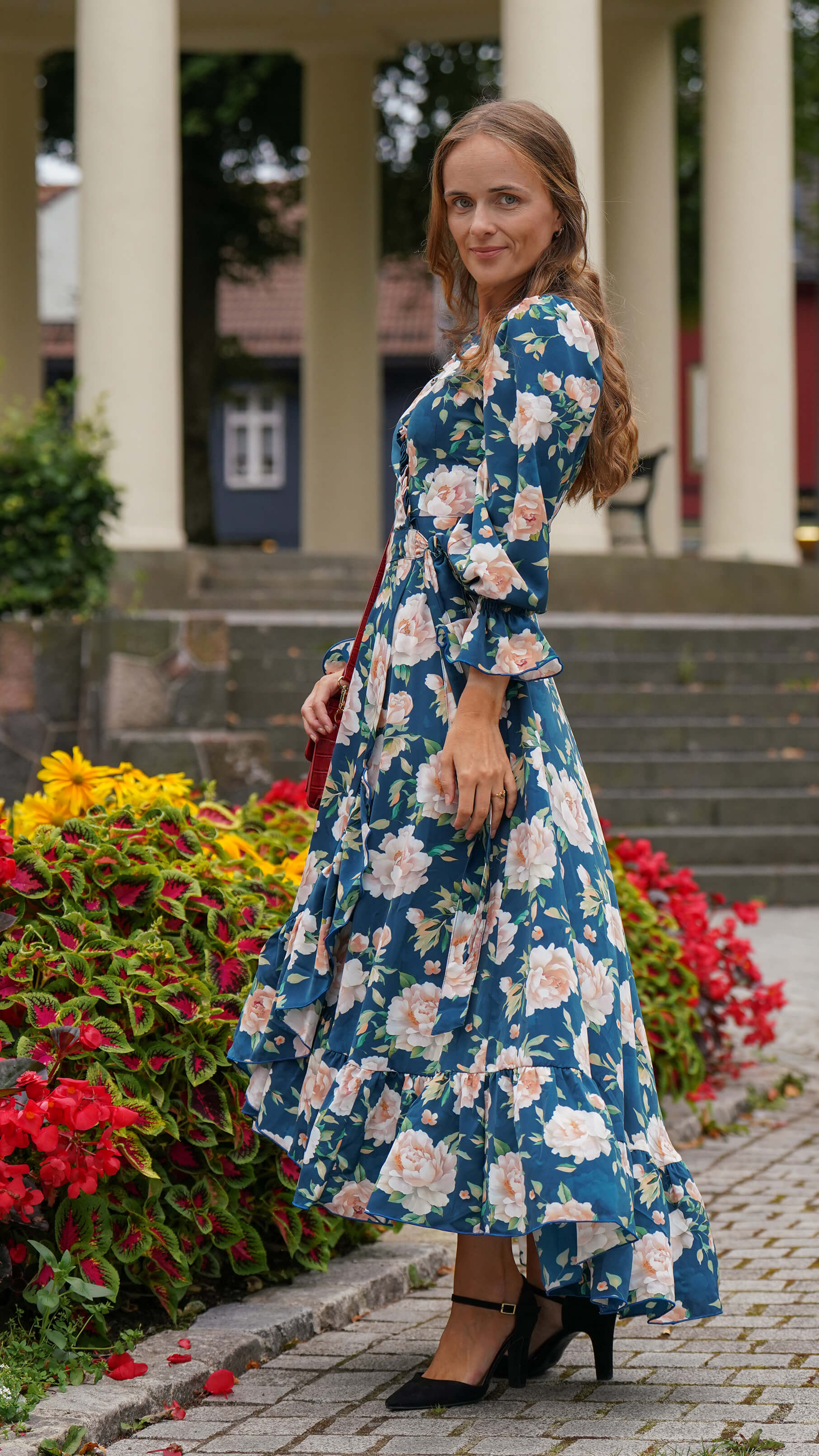Havblå og hvit omslagskjole med store blomster - Syrin fotsid kjole