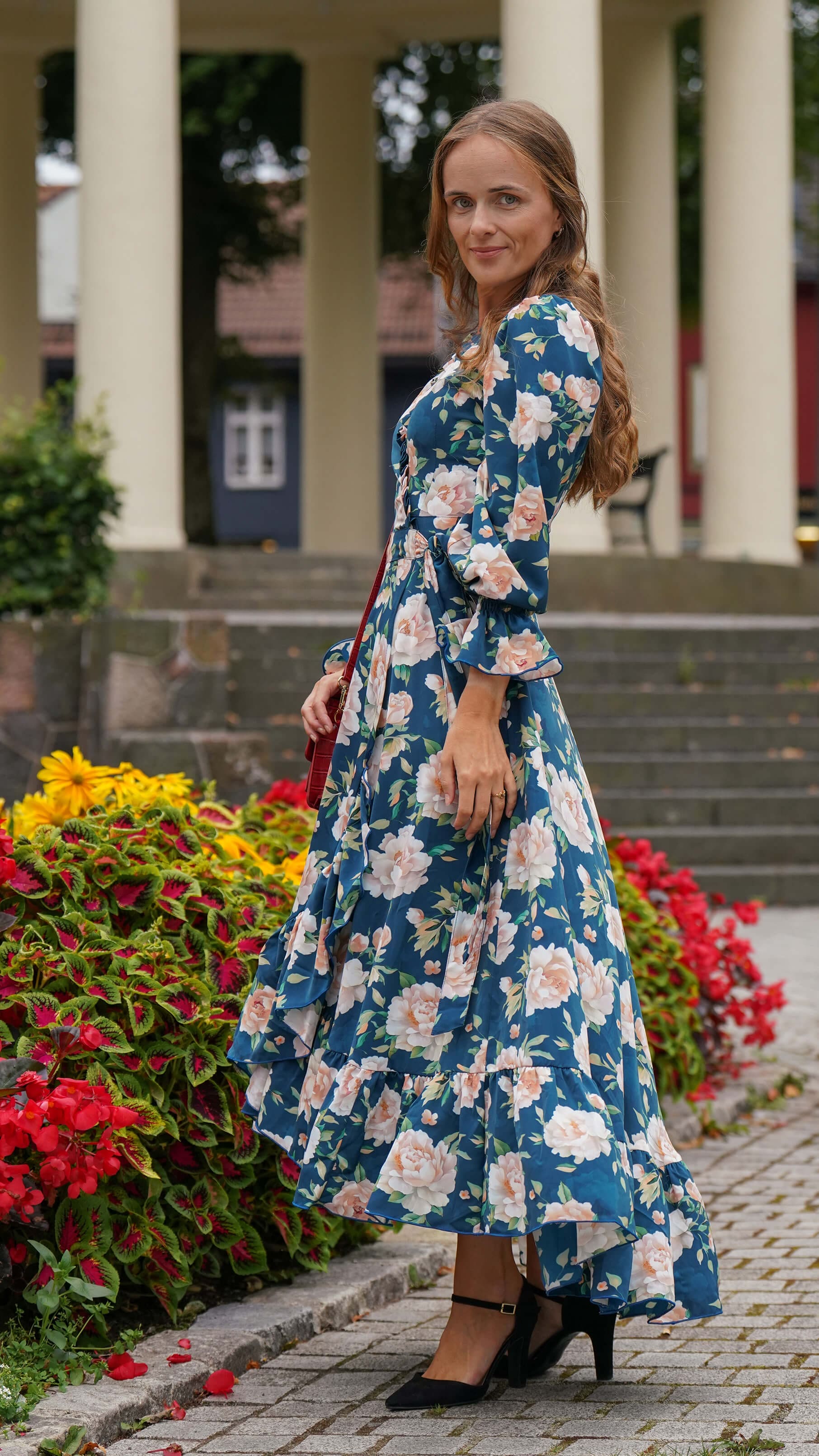 Havblå og hvit omslagskjole med store blomster - Syrin fotsid kjole