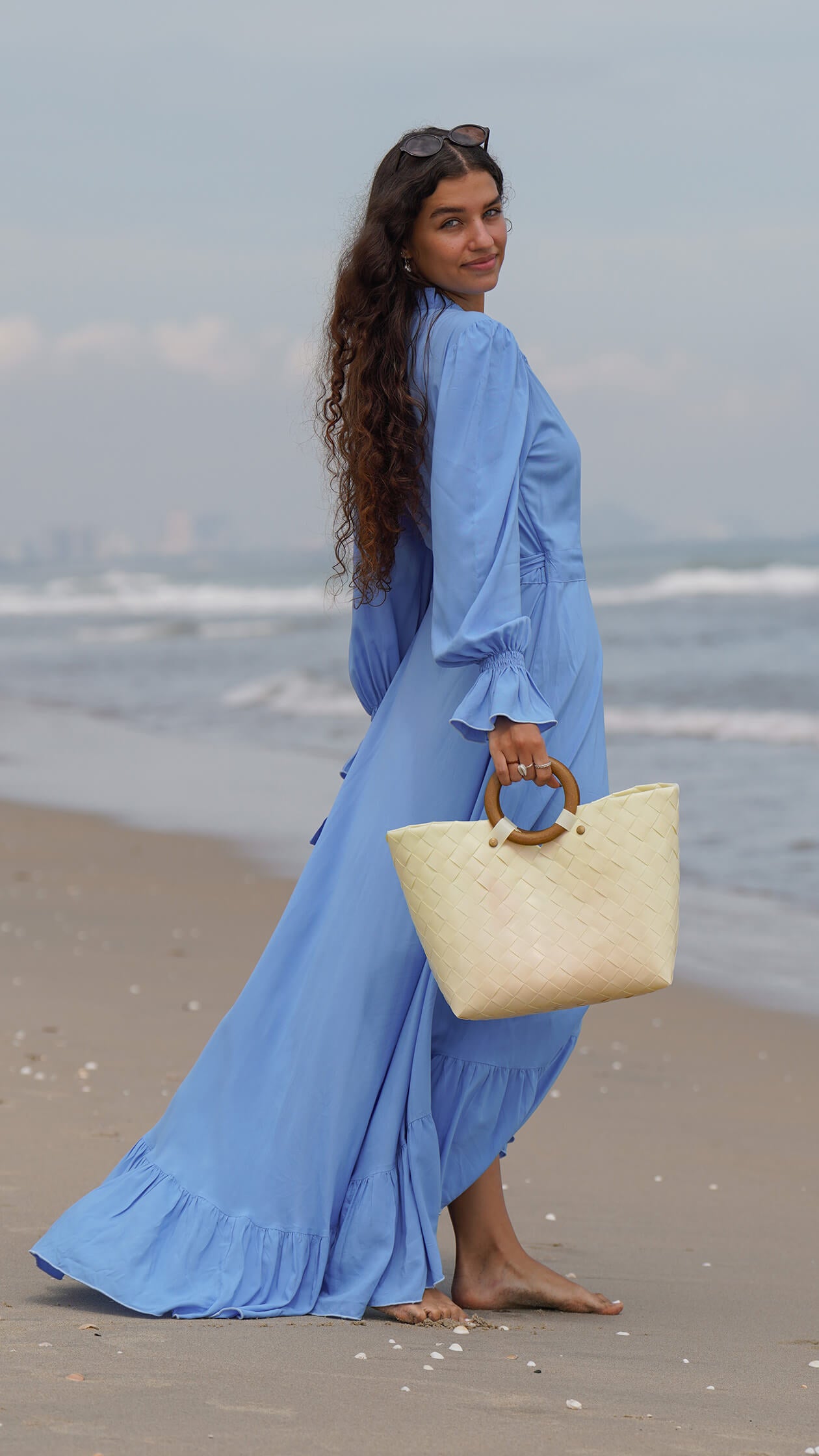 Blå ensfarget omslagskjole i bomull - Syrin fotsid kjole