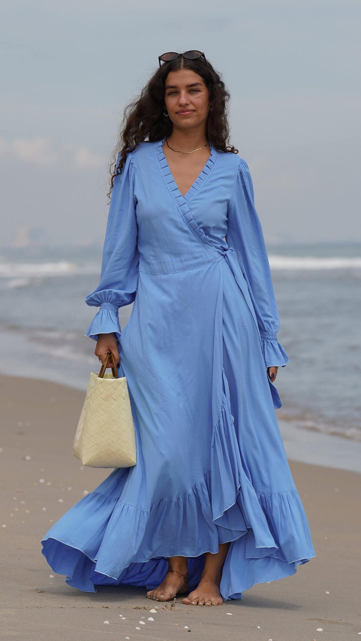 Blå ensfarget omslagskjole i bomull - Syrin fotsid kjole