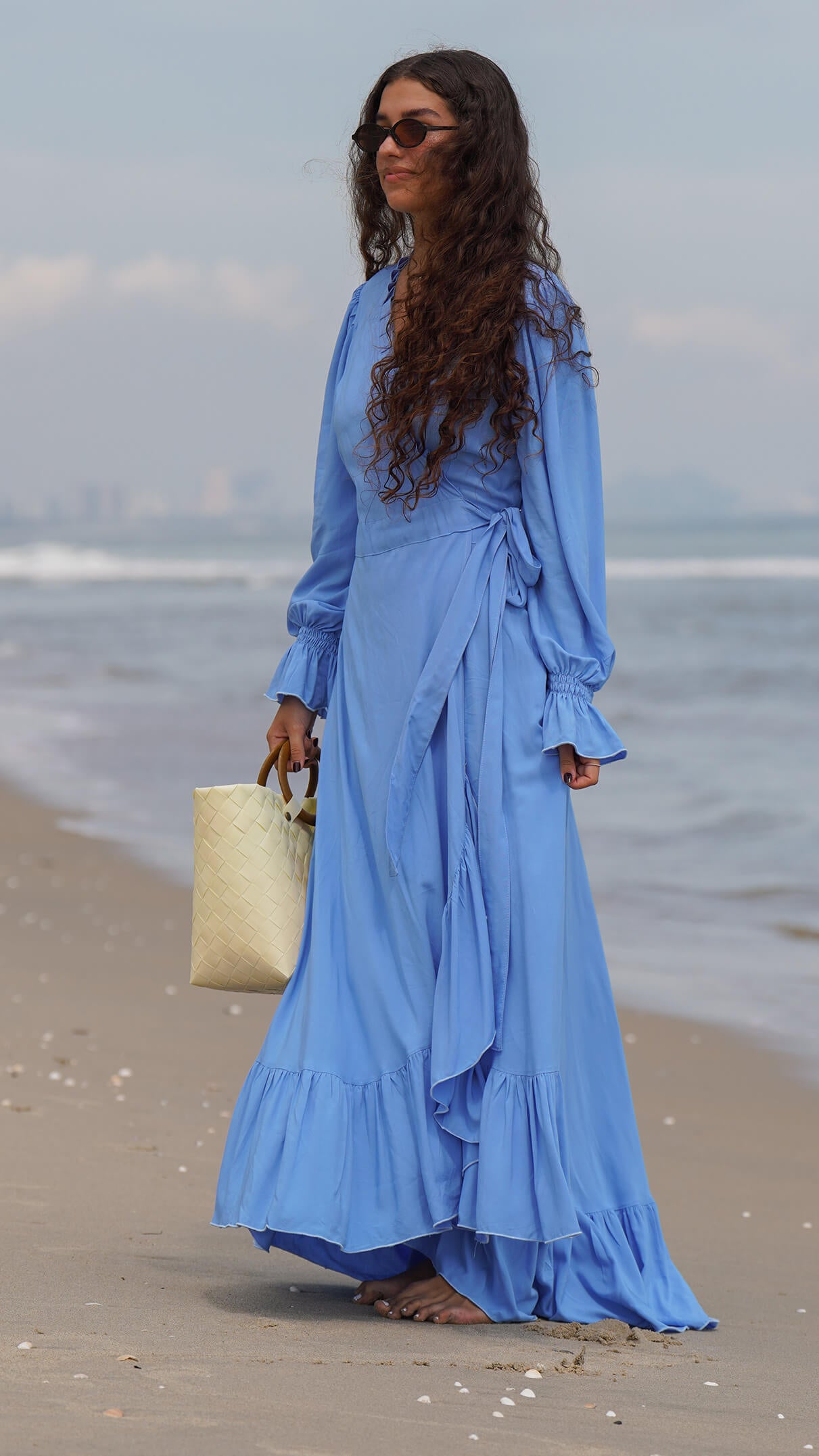 Blå ensfarget omslagskjole i bomull - Syrin fotsid kjole