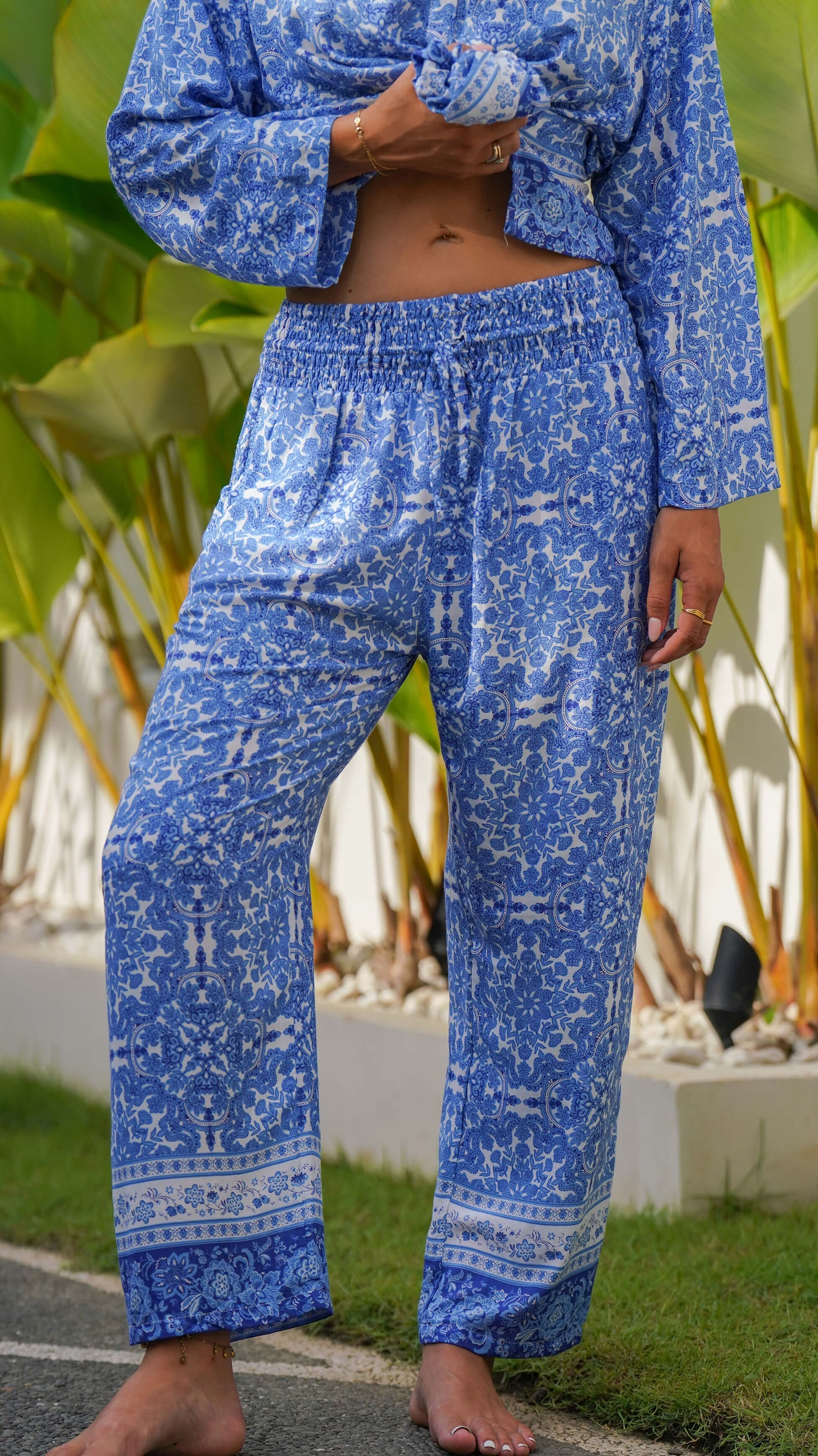 Blå og hvit blomster bukse