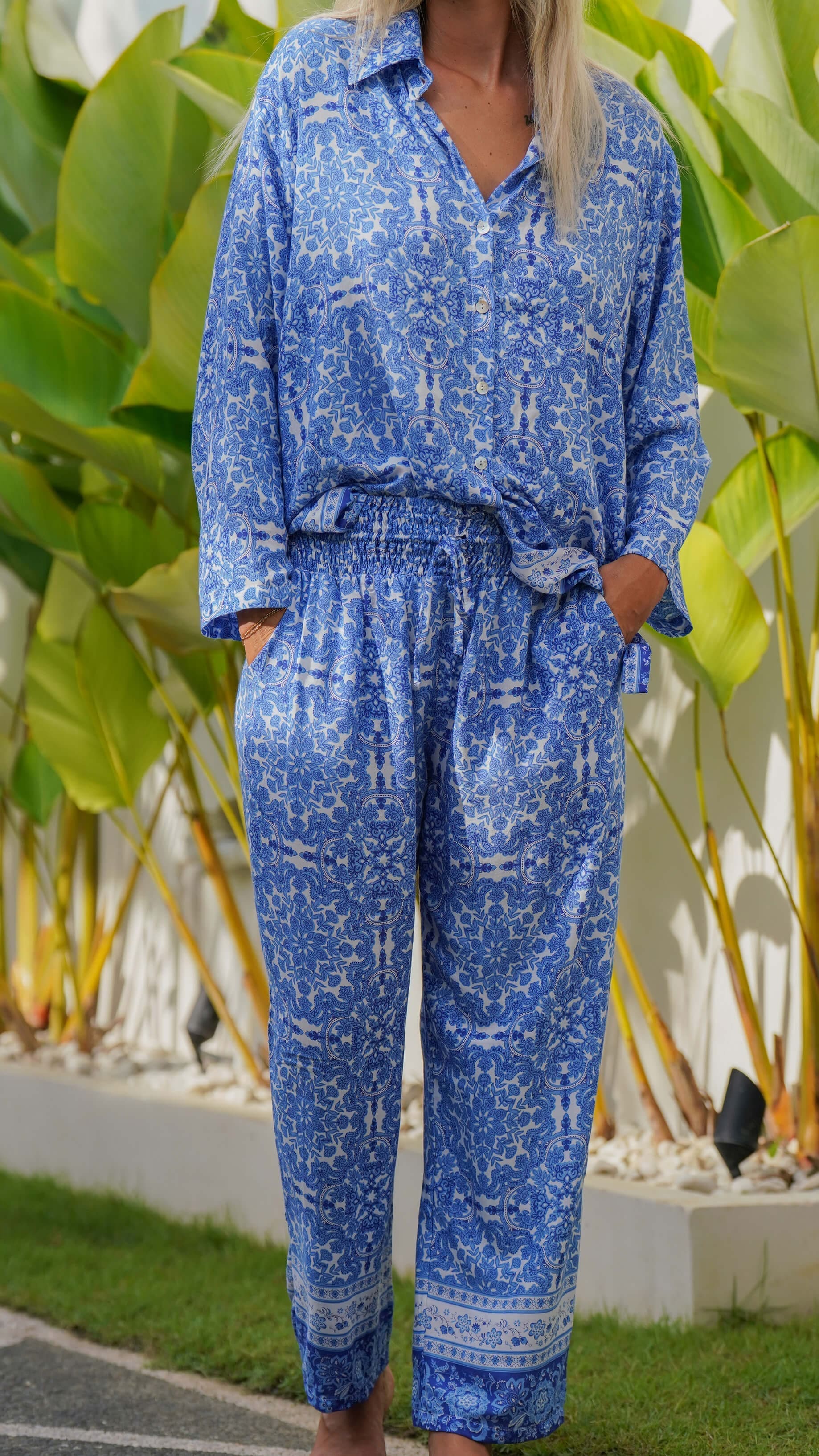 Blå og hvit blomster bukse