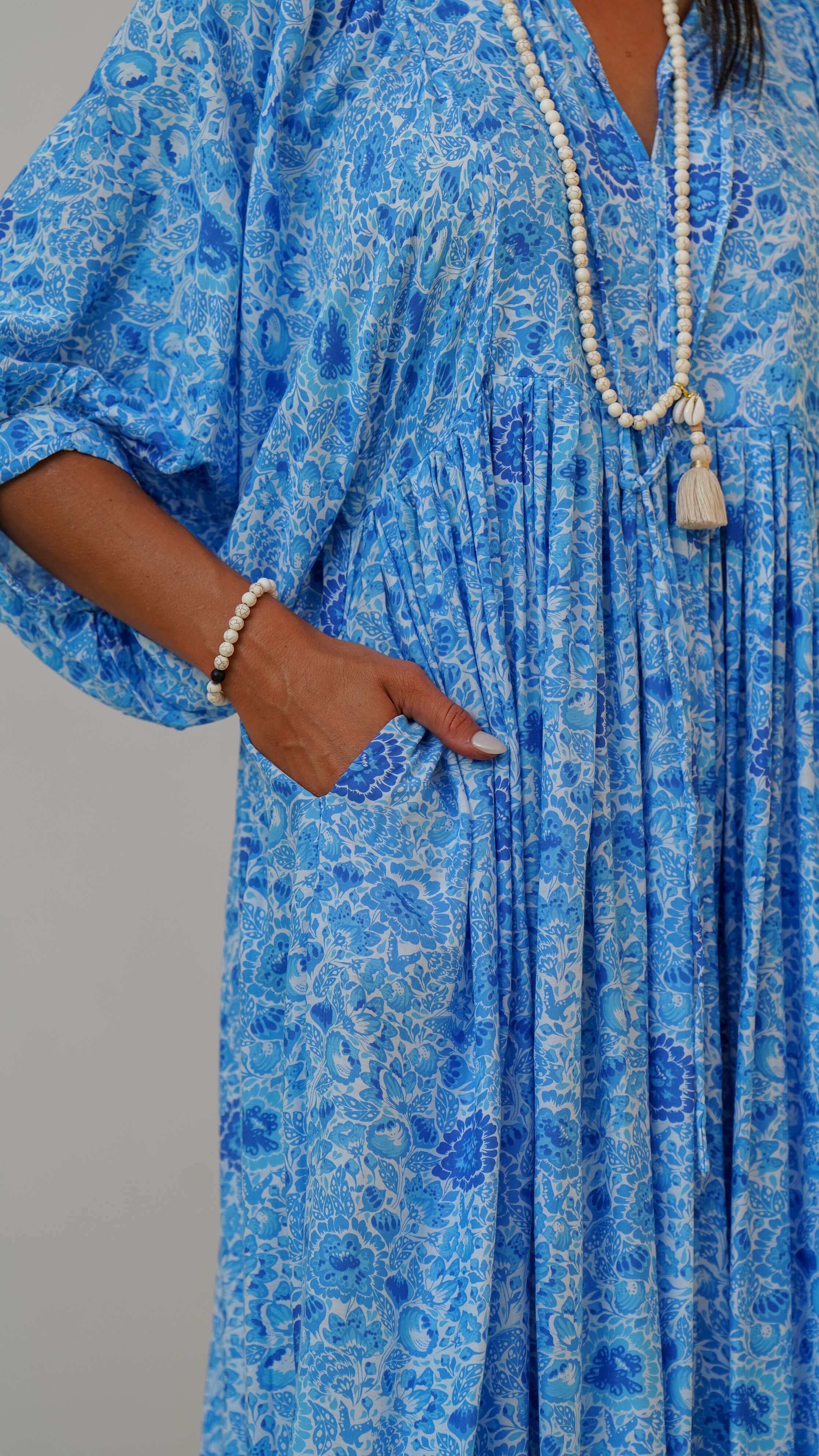 Blå bohemsk midikjole med blomster