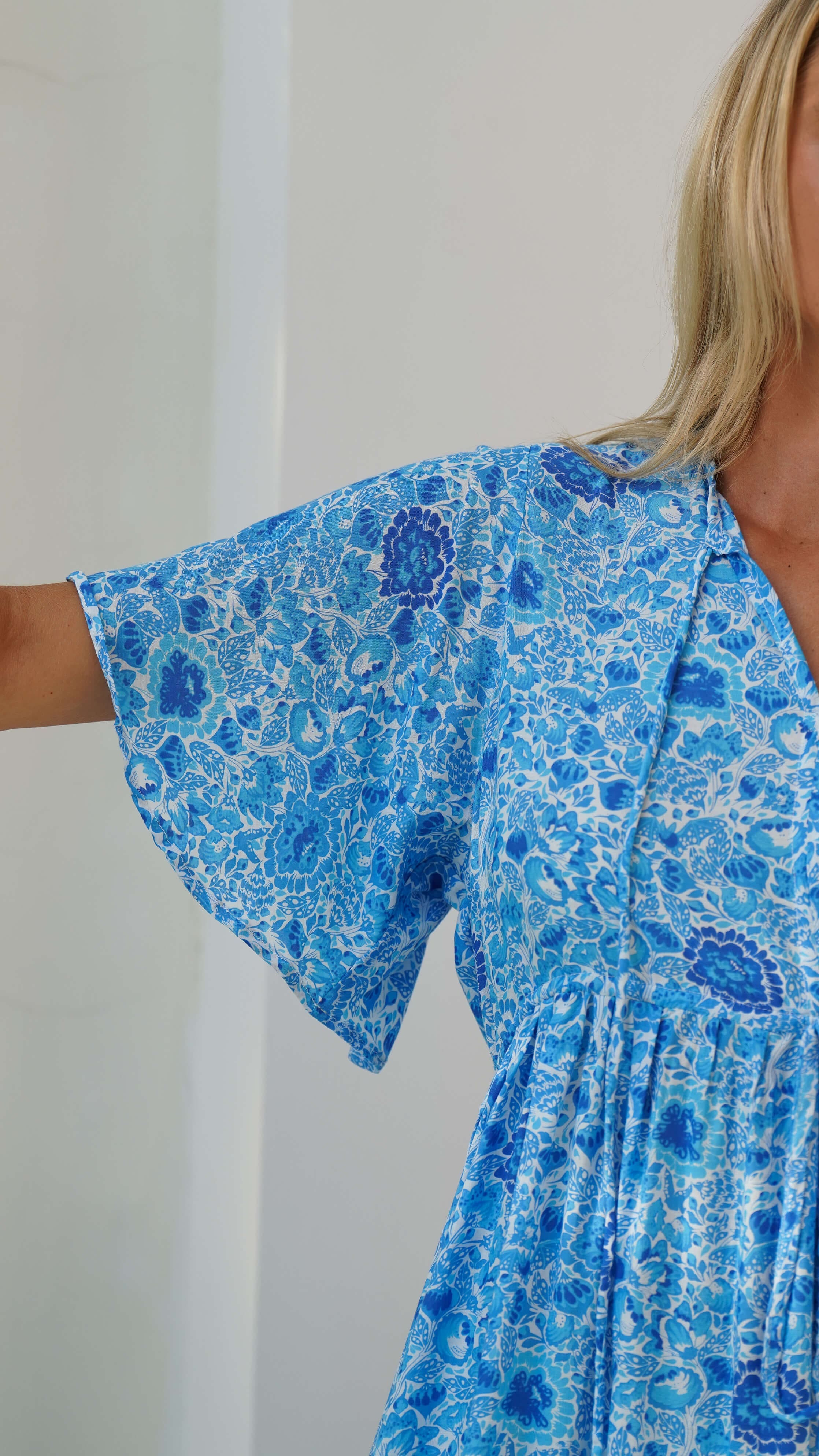 Blå kort bohemsk sommerkjole