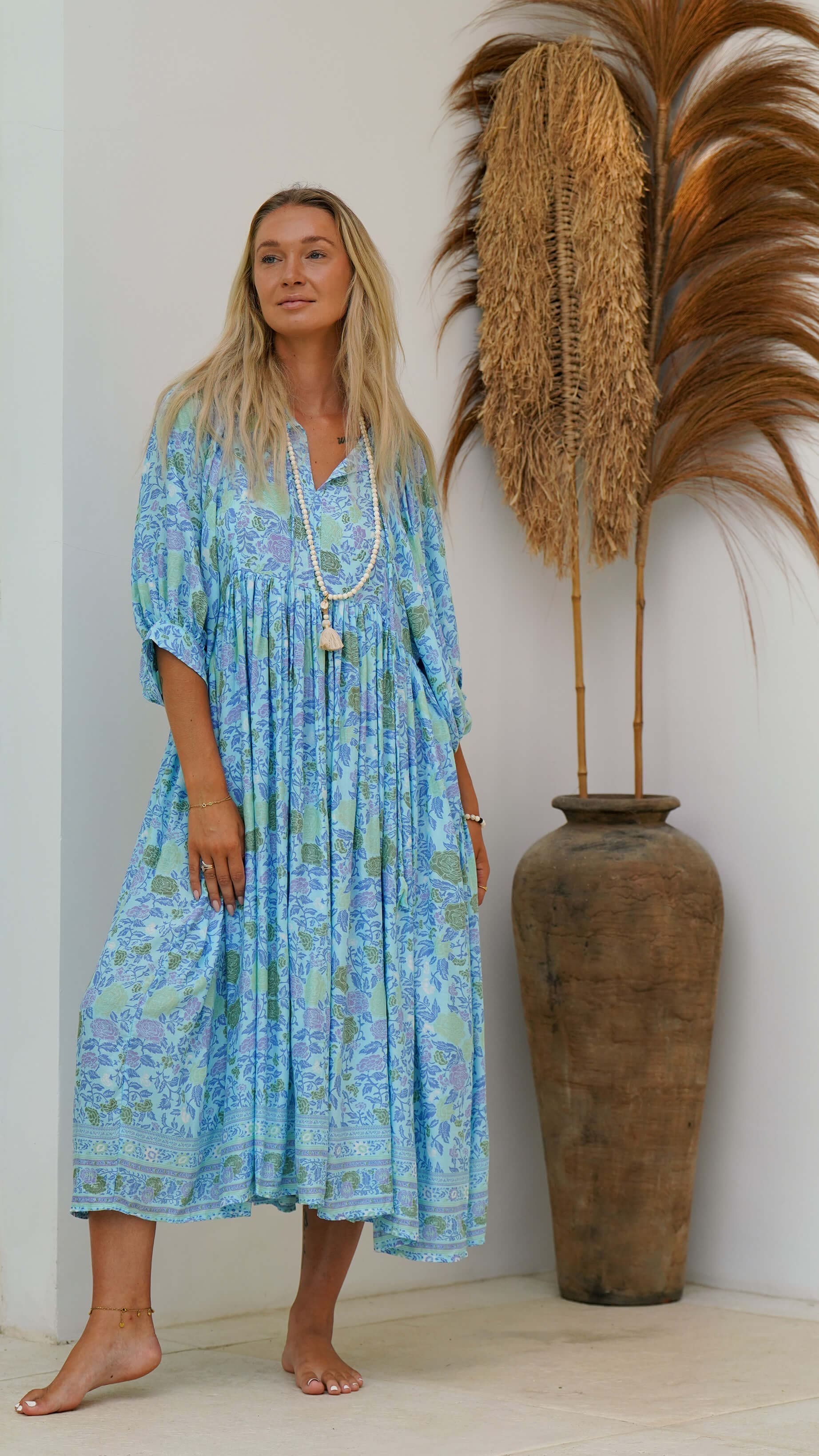 Lys turkis midikjole med blomster