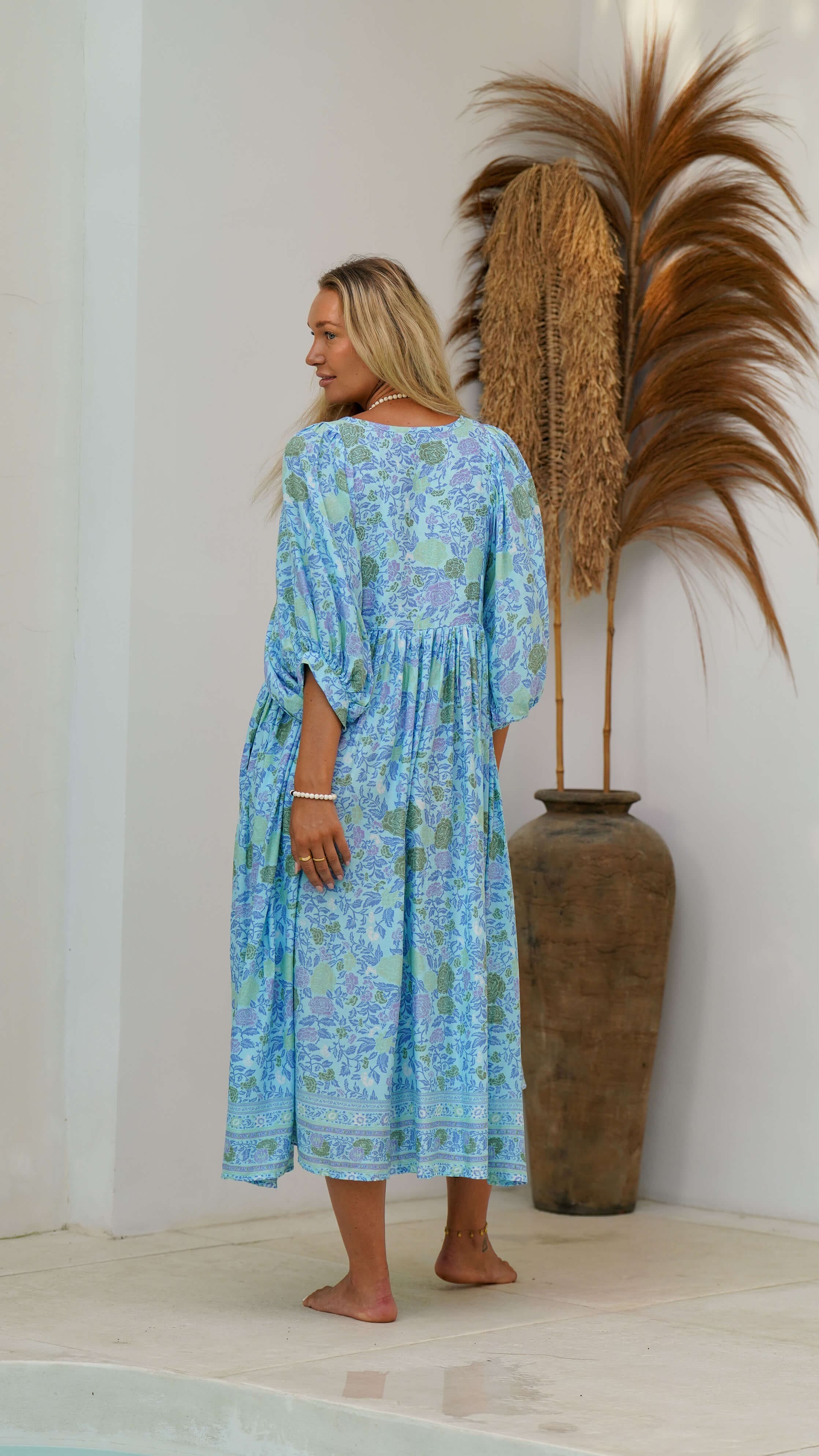 Lys turkis midikjole med blomster