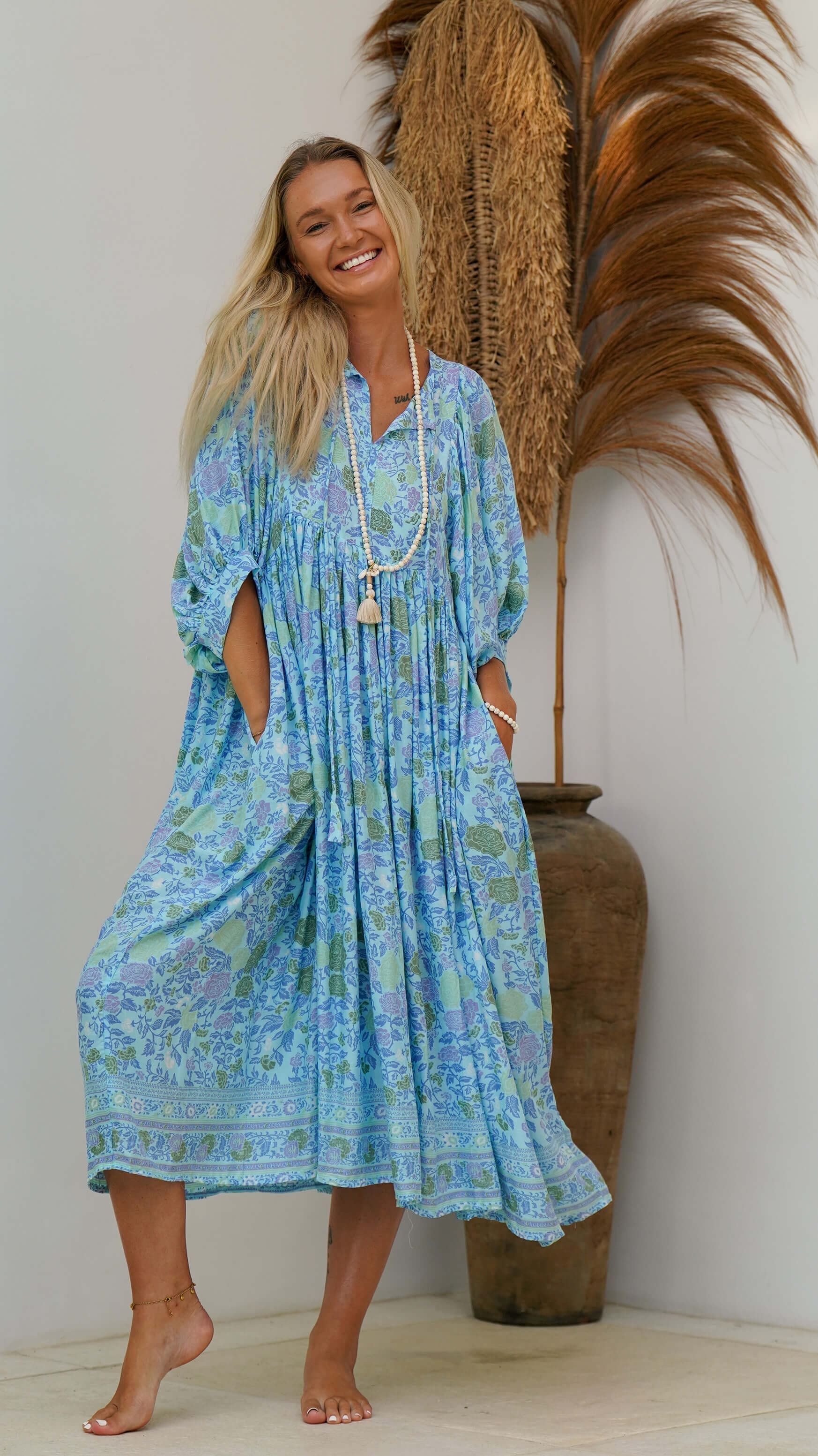 Lys turkis midikjole med blomster