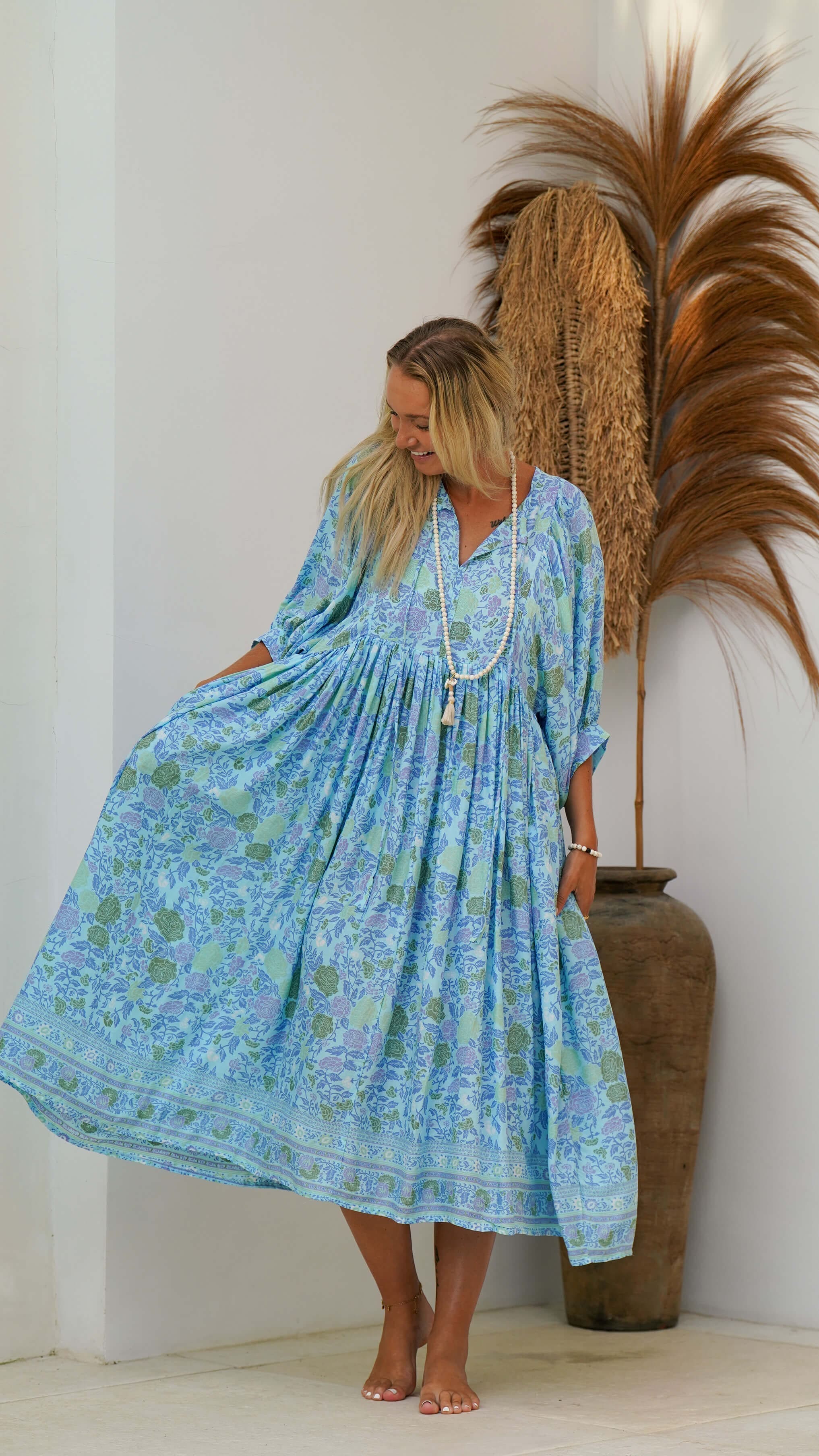 Lys turkis midikjole med blomster