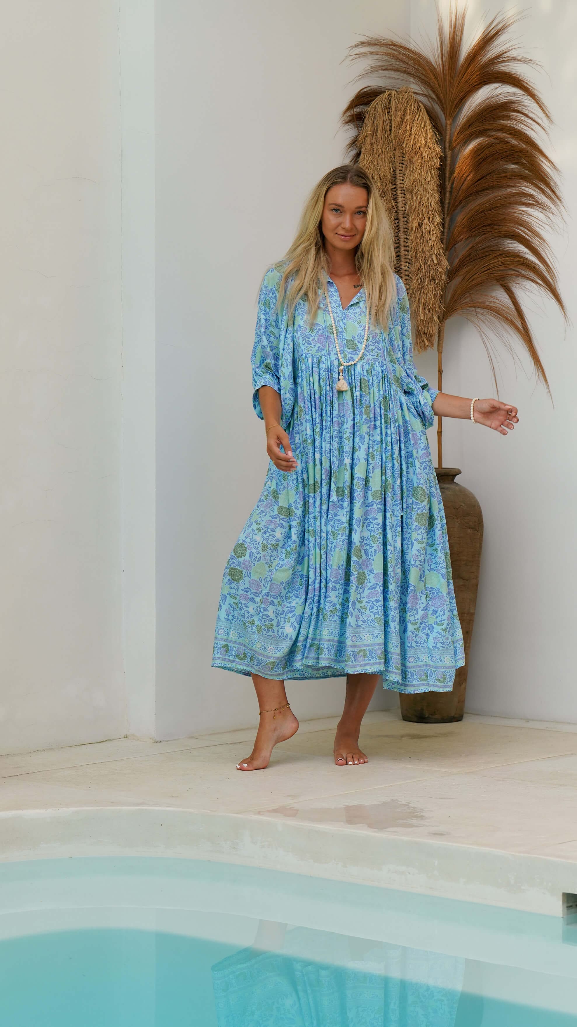 Lys turkis midikjole med blomster