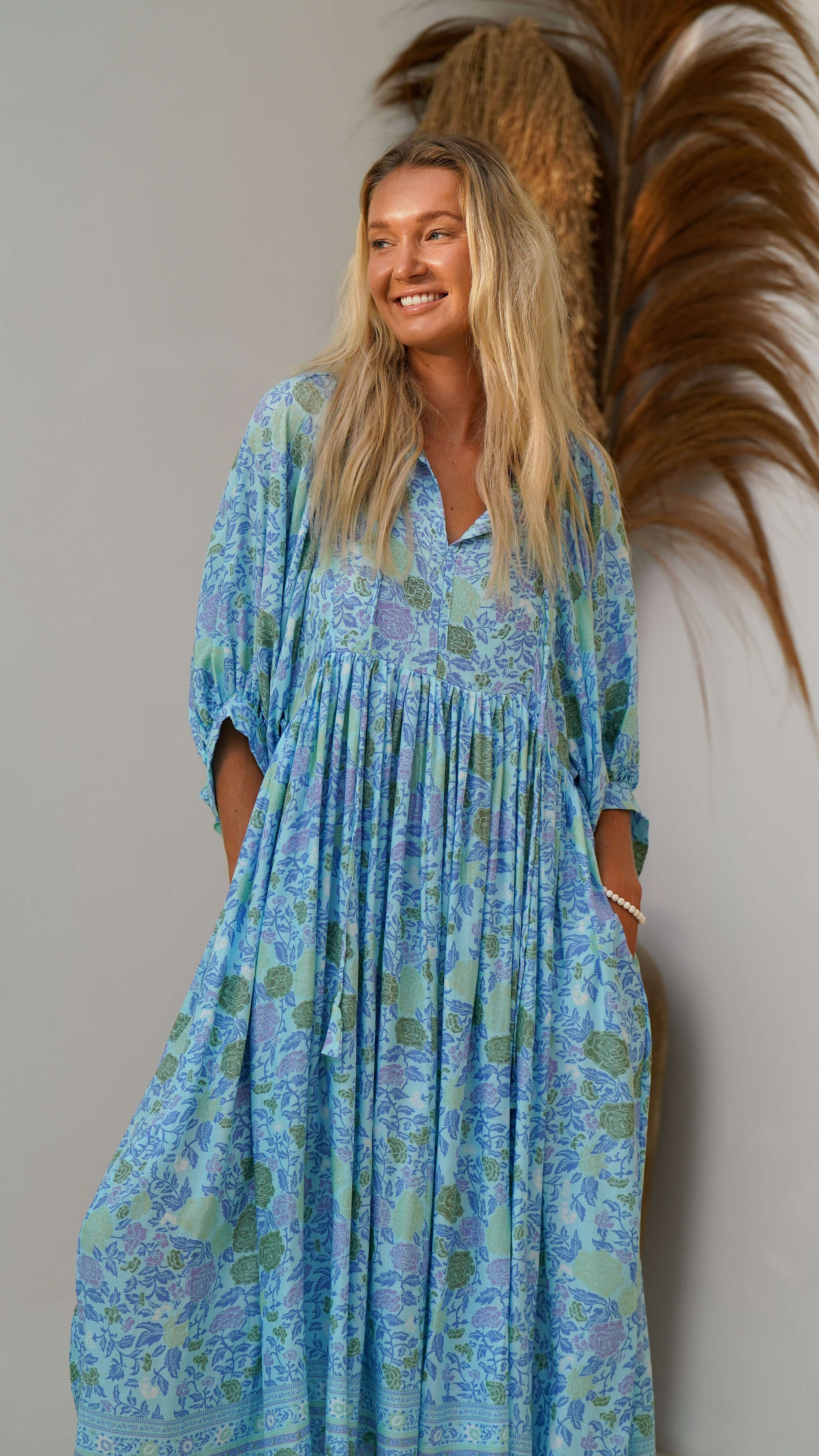 Lys turkis midikjole med blomster