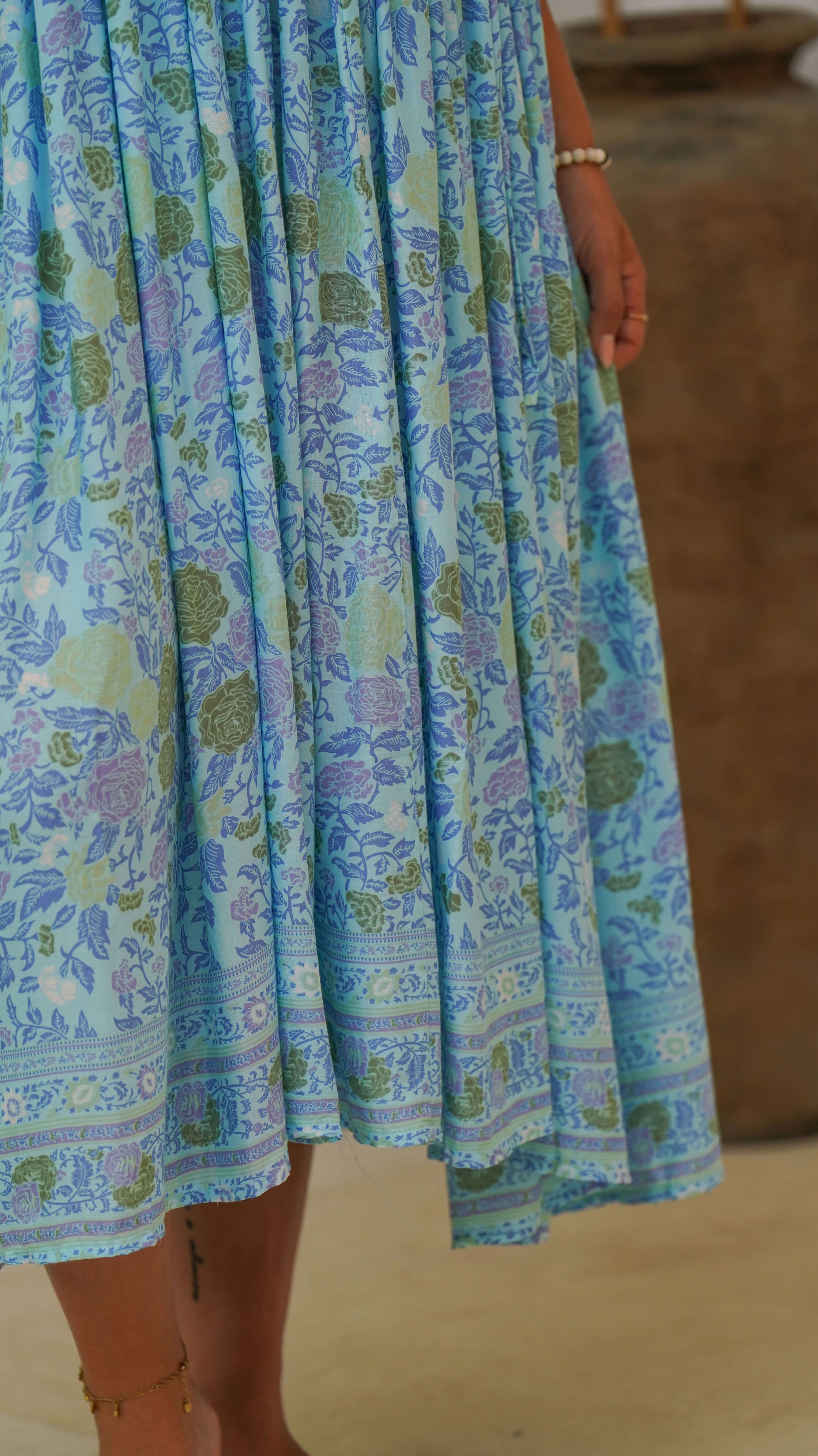 Lys turkis midikjole med blomster