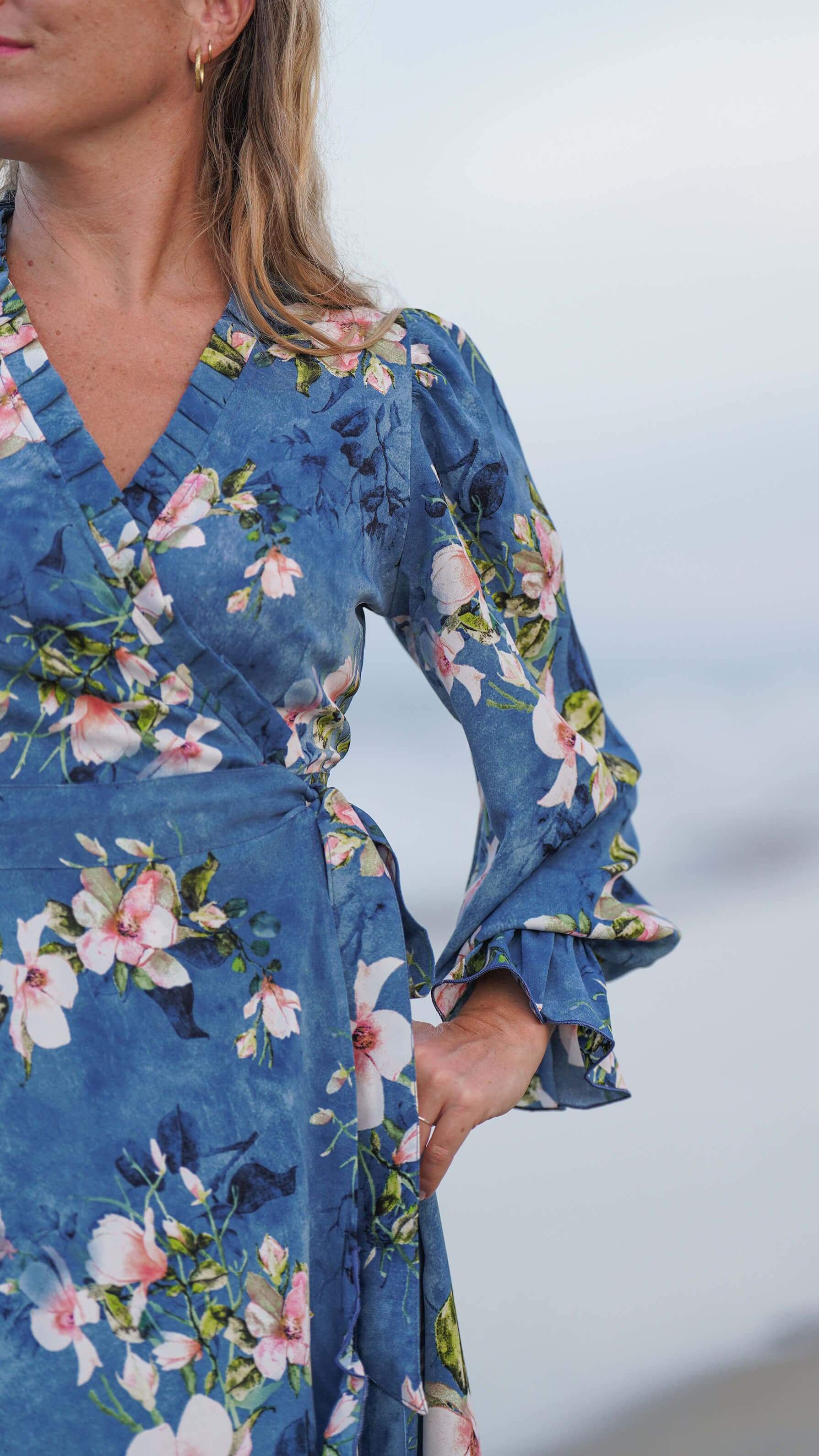 Blå festkjole med omslag