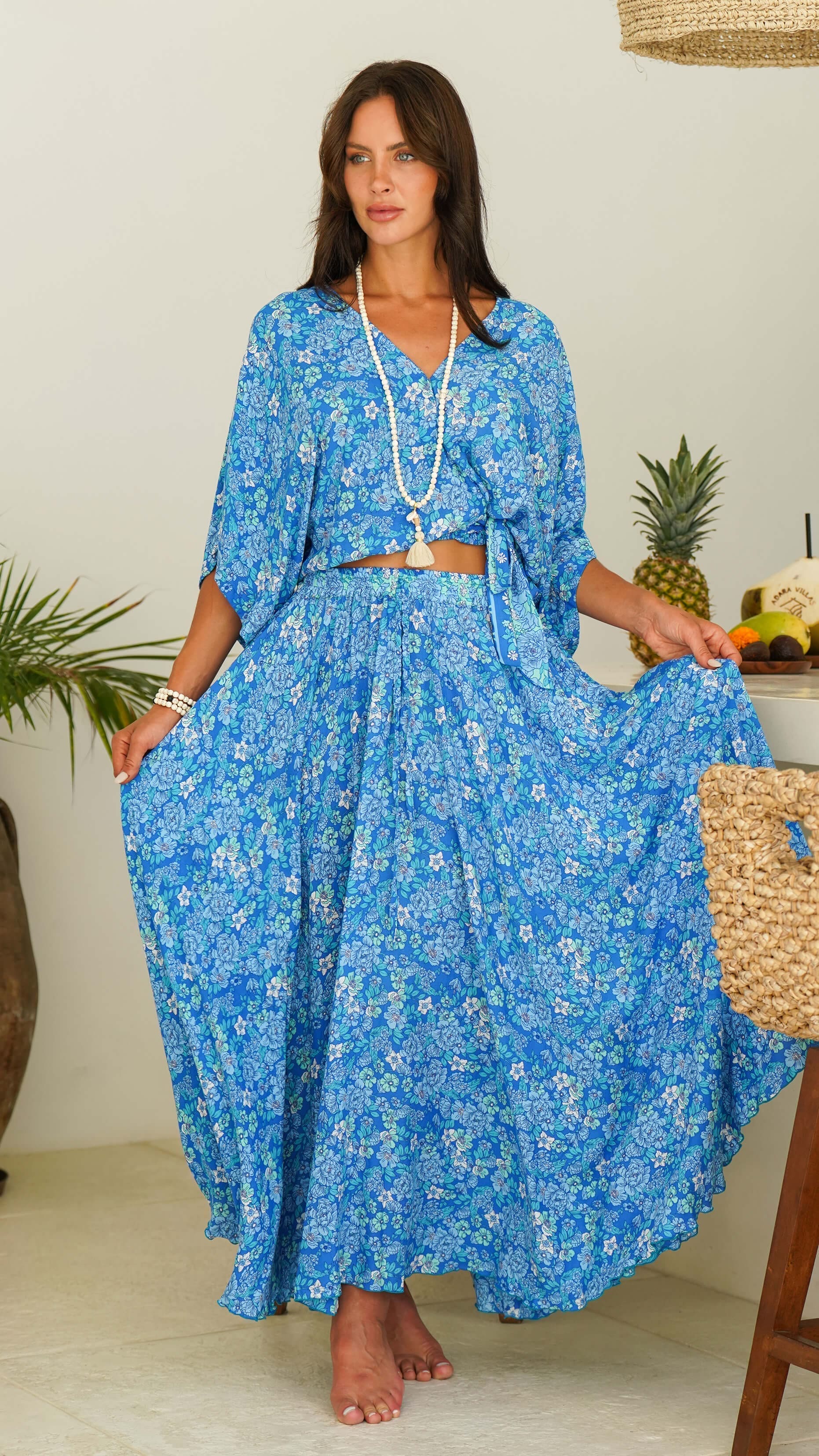 blått maxiskjørt med blomster