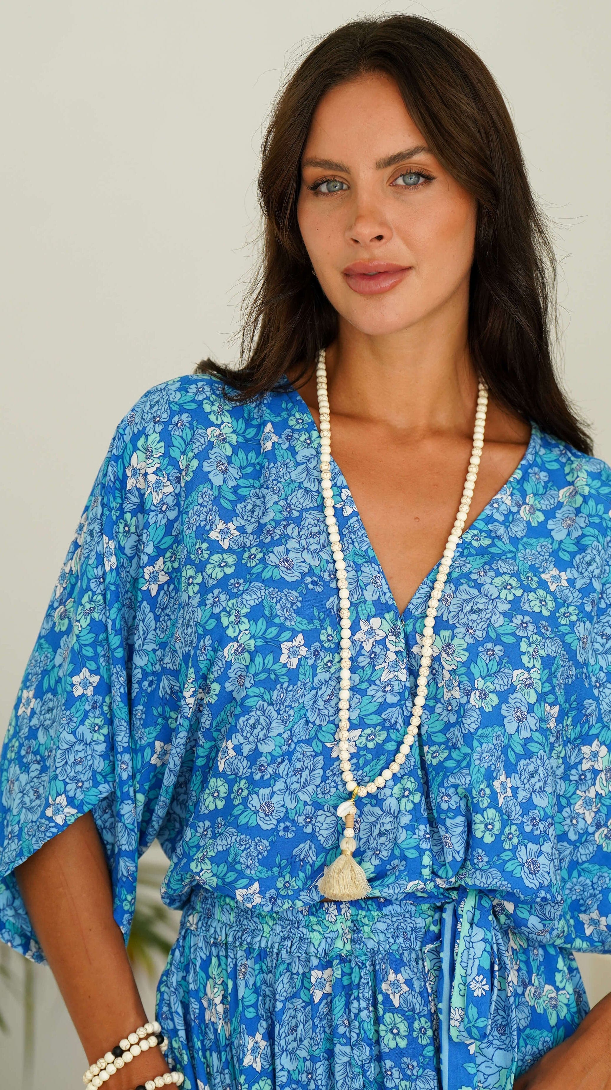 Hvitt perlesmykke av keramikk med dusk - Cosmos halskjede