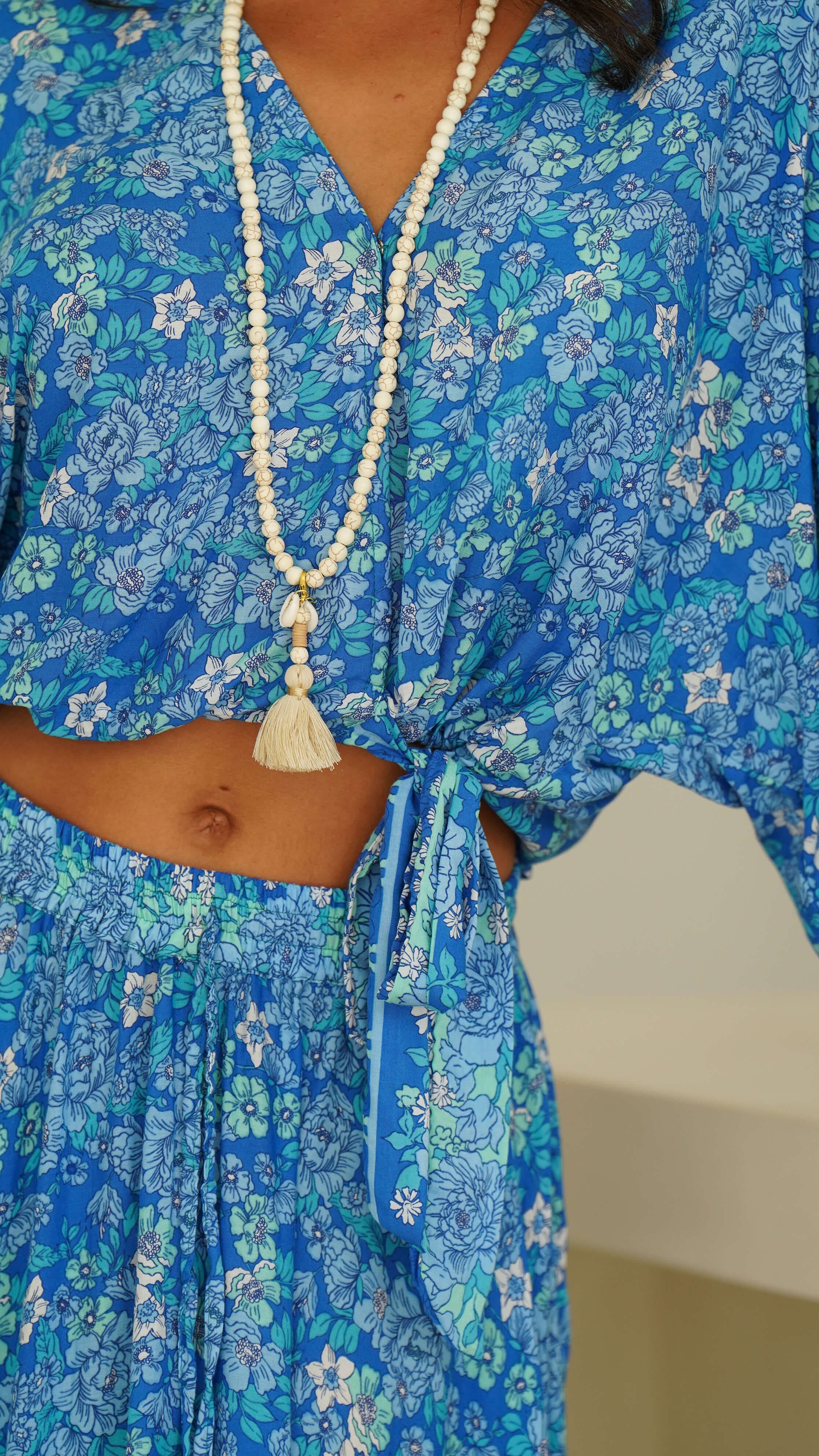 Hvitt perlesmykke av keramikk med dusk - Cosmos halskjede