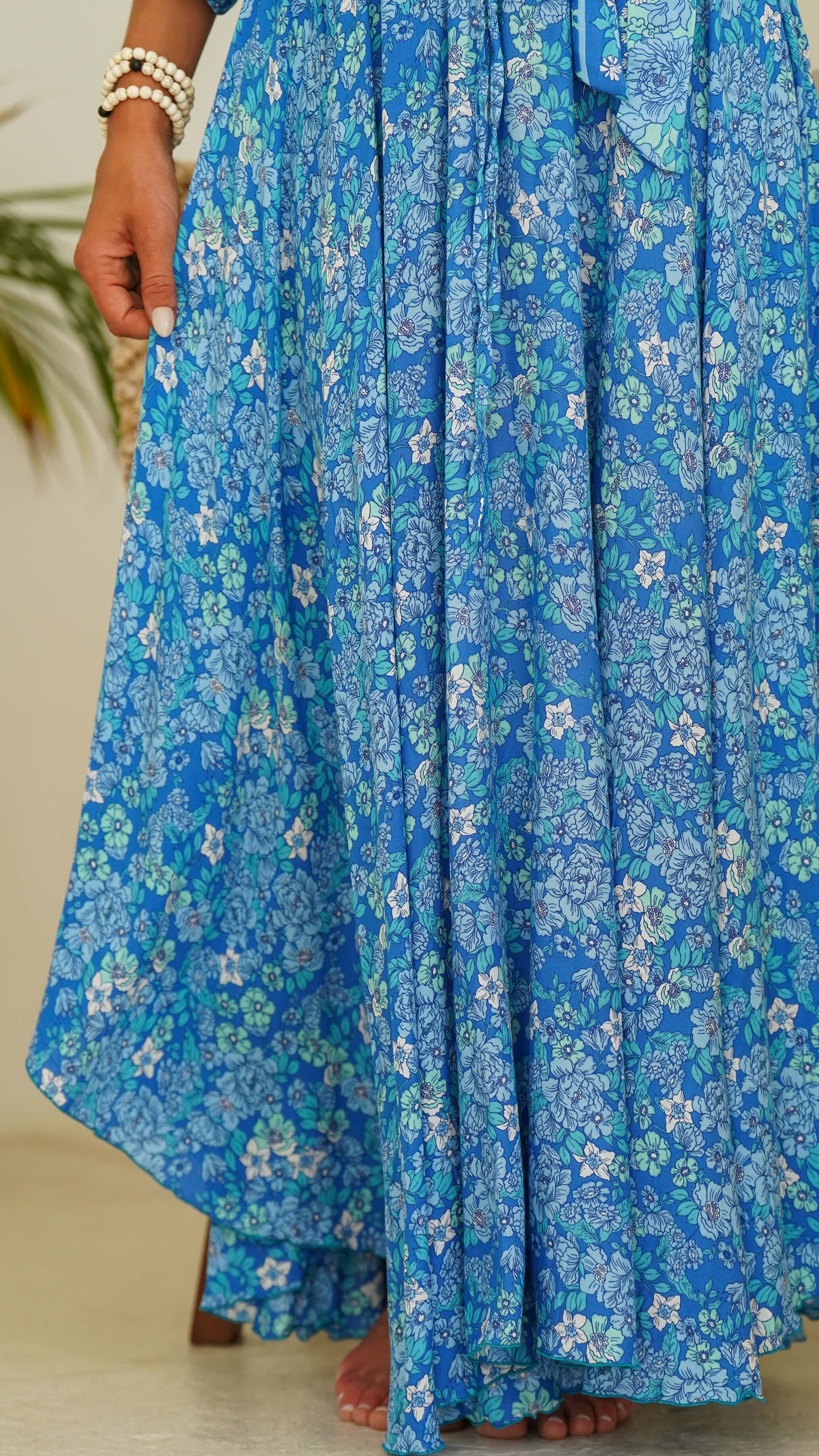 blått maxiskjørt med blomster