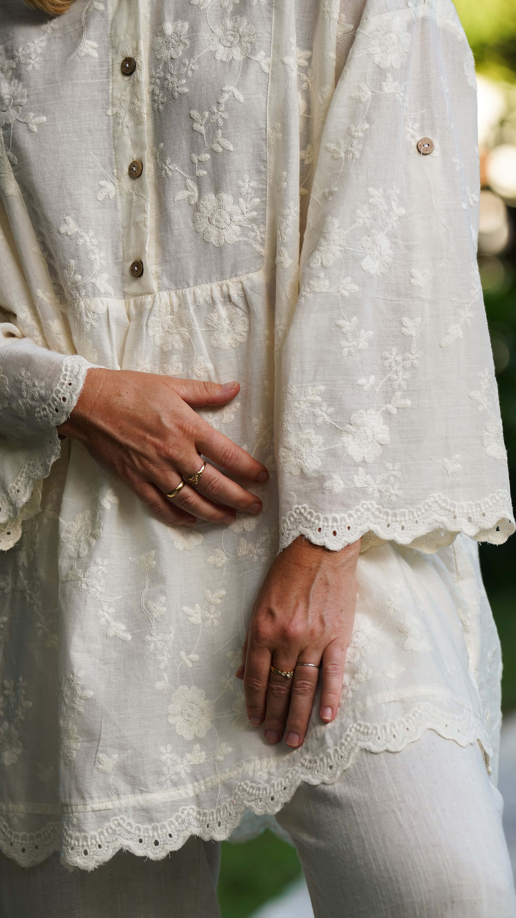 Kremfarget oversized blondeskjorte