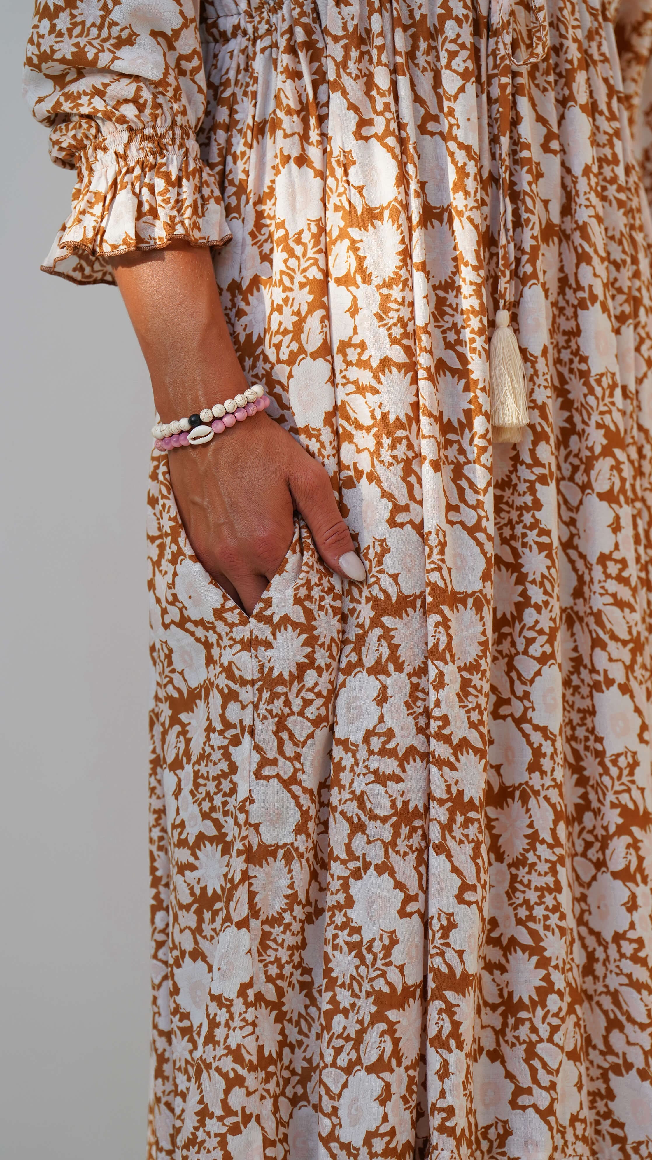 Lyserosa armbånd av keramikk perler med skjell - Cosmos armbånd