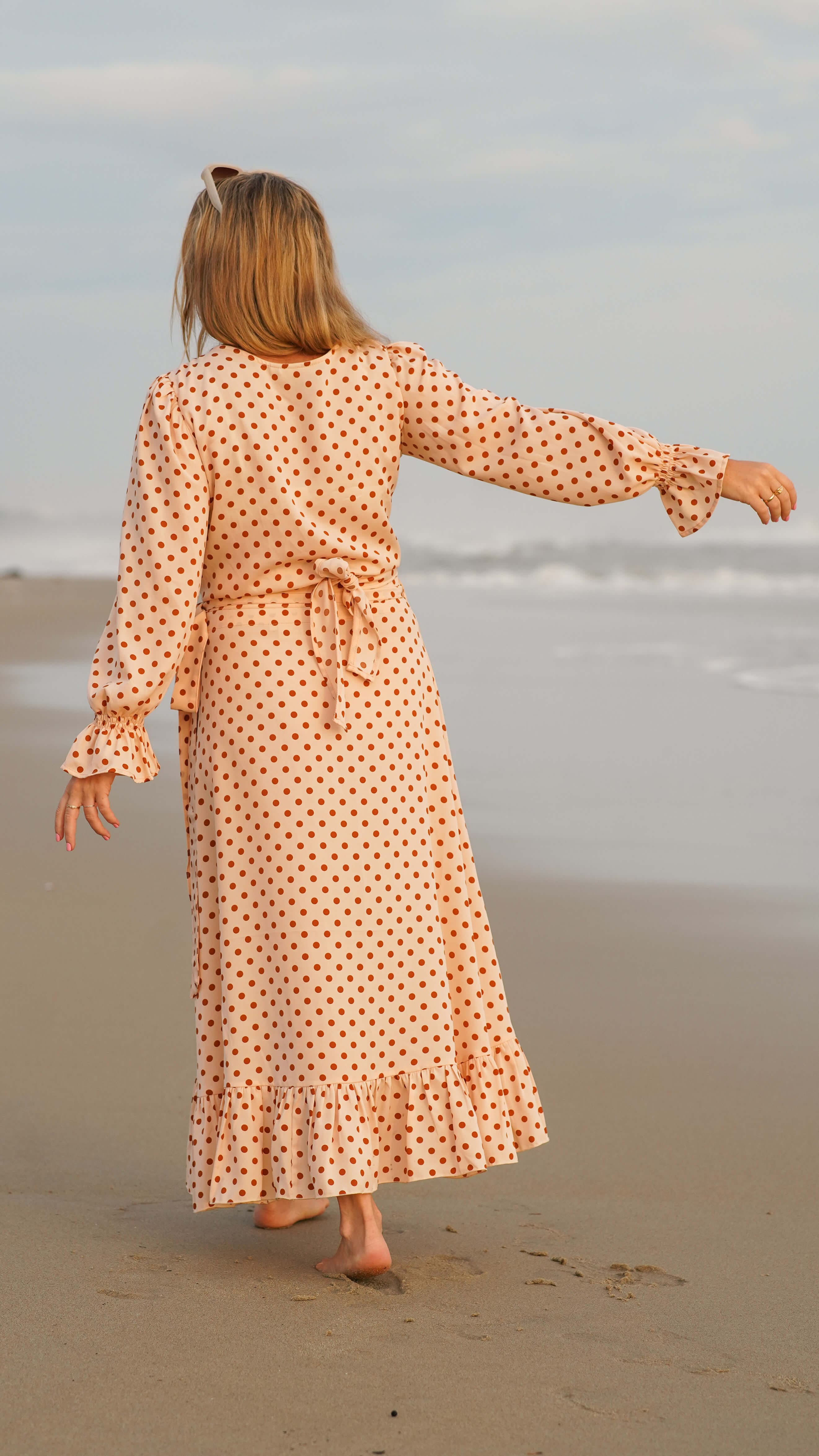 Prikkete omslagsskjørt med topp