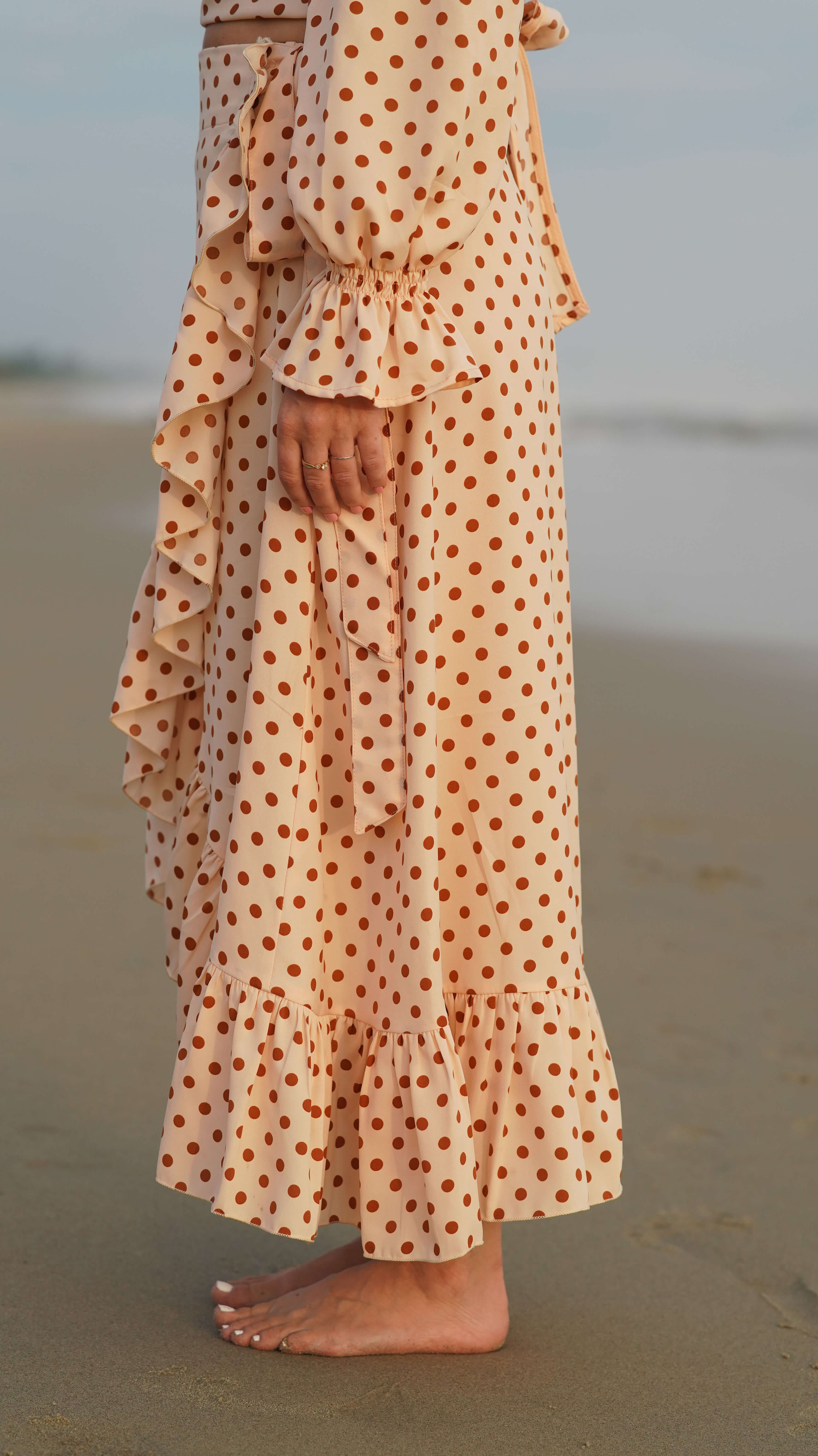 Prikkete omslagsskjørt med topp