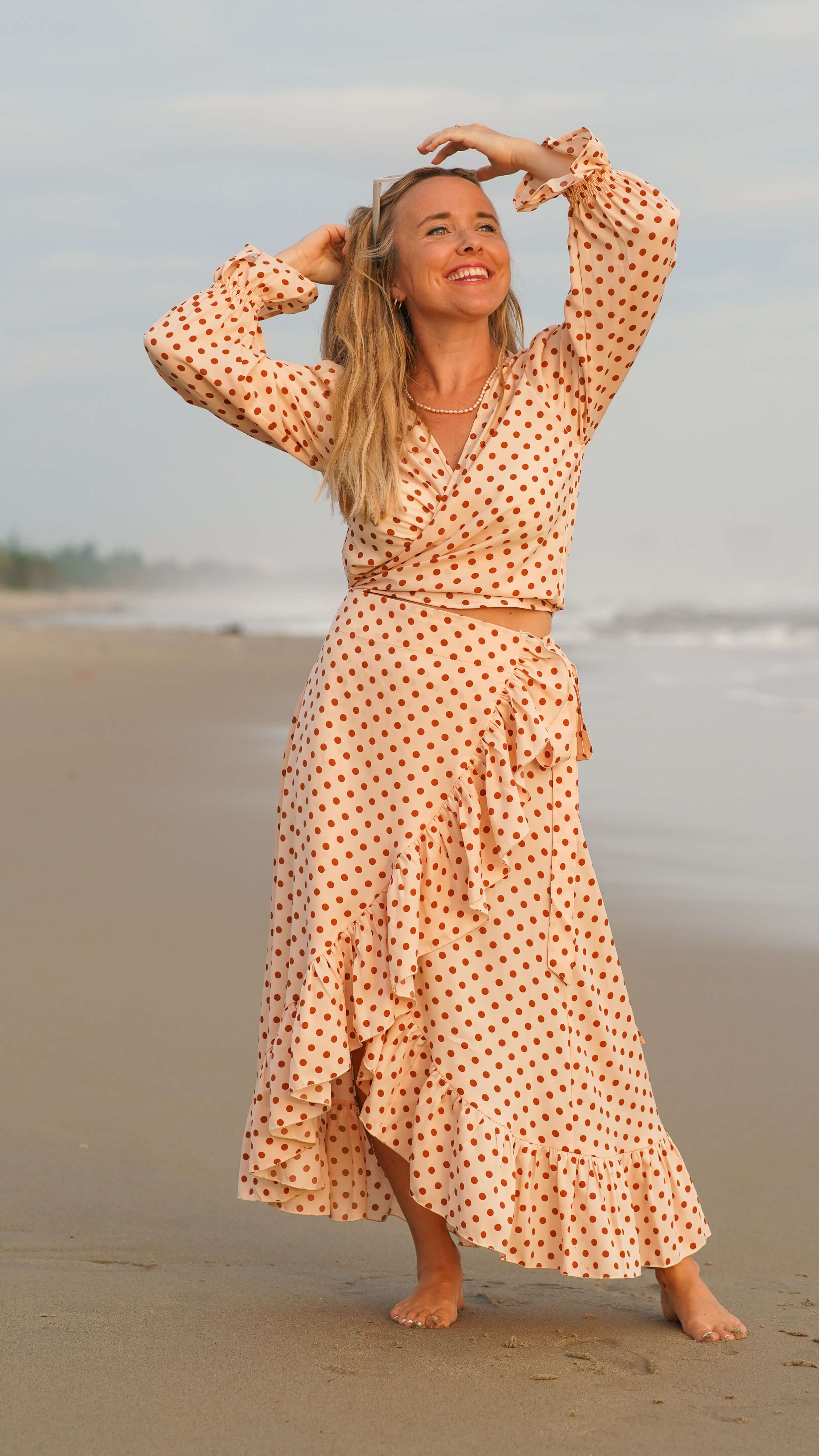 Prikkete omslagsskjørt med topp