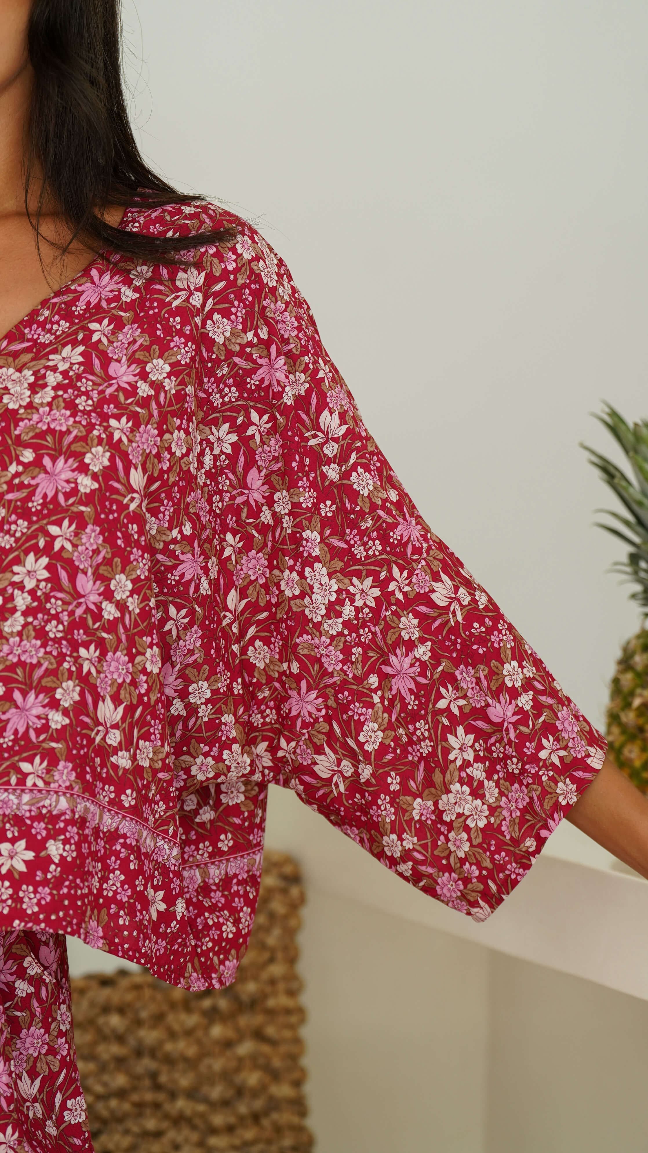 Luftig bluse i burgunder blomster