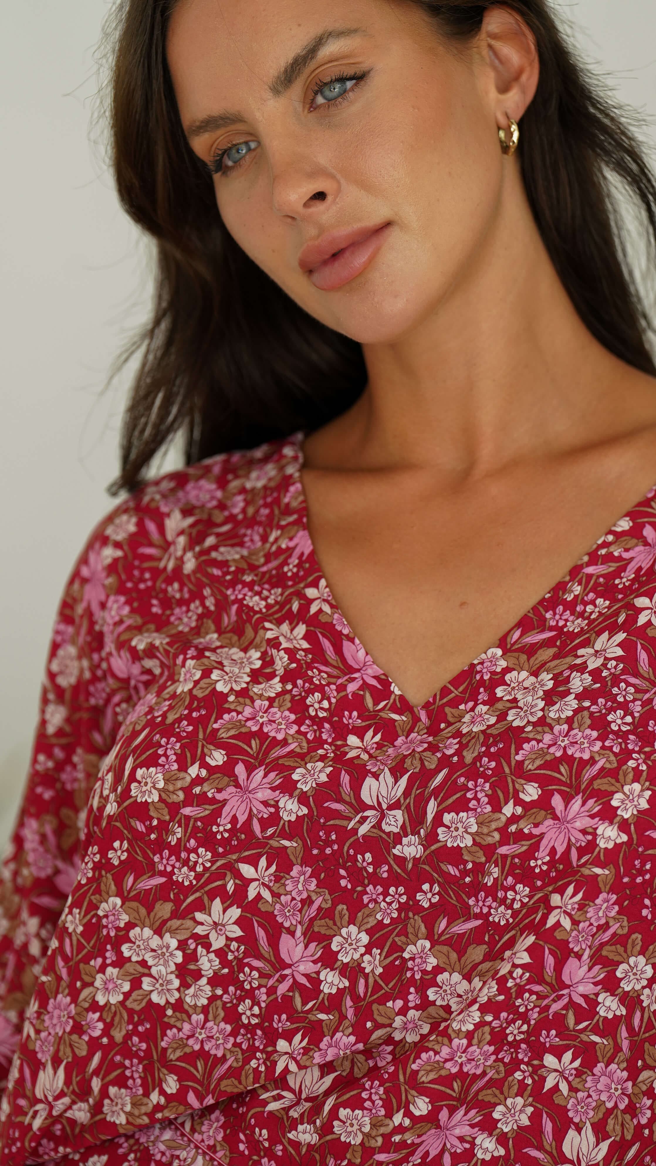 Luftig bluse i burgunder blomster