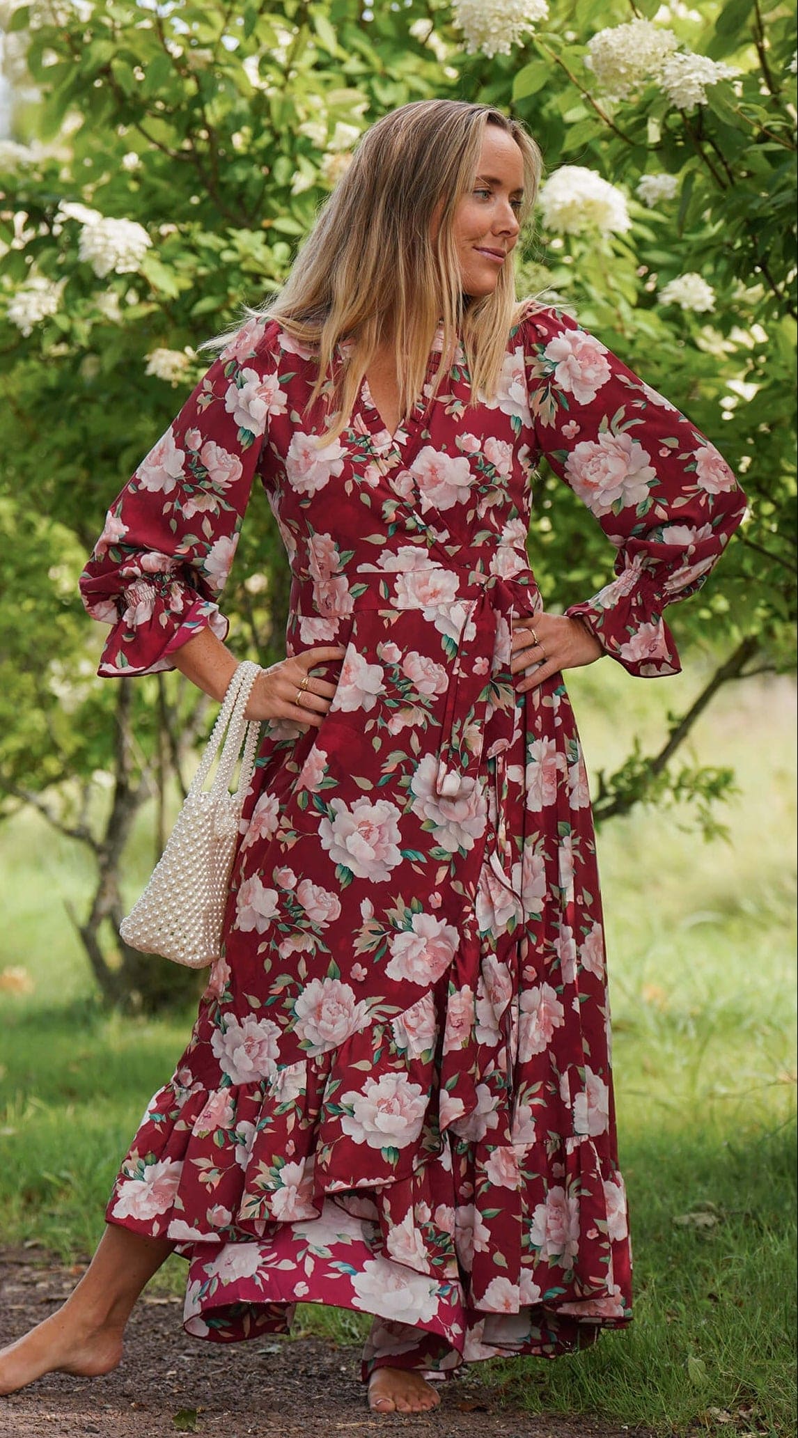 Burgunder omslagskjole med store blomster - Syrin fotsid kjole