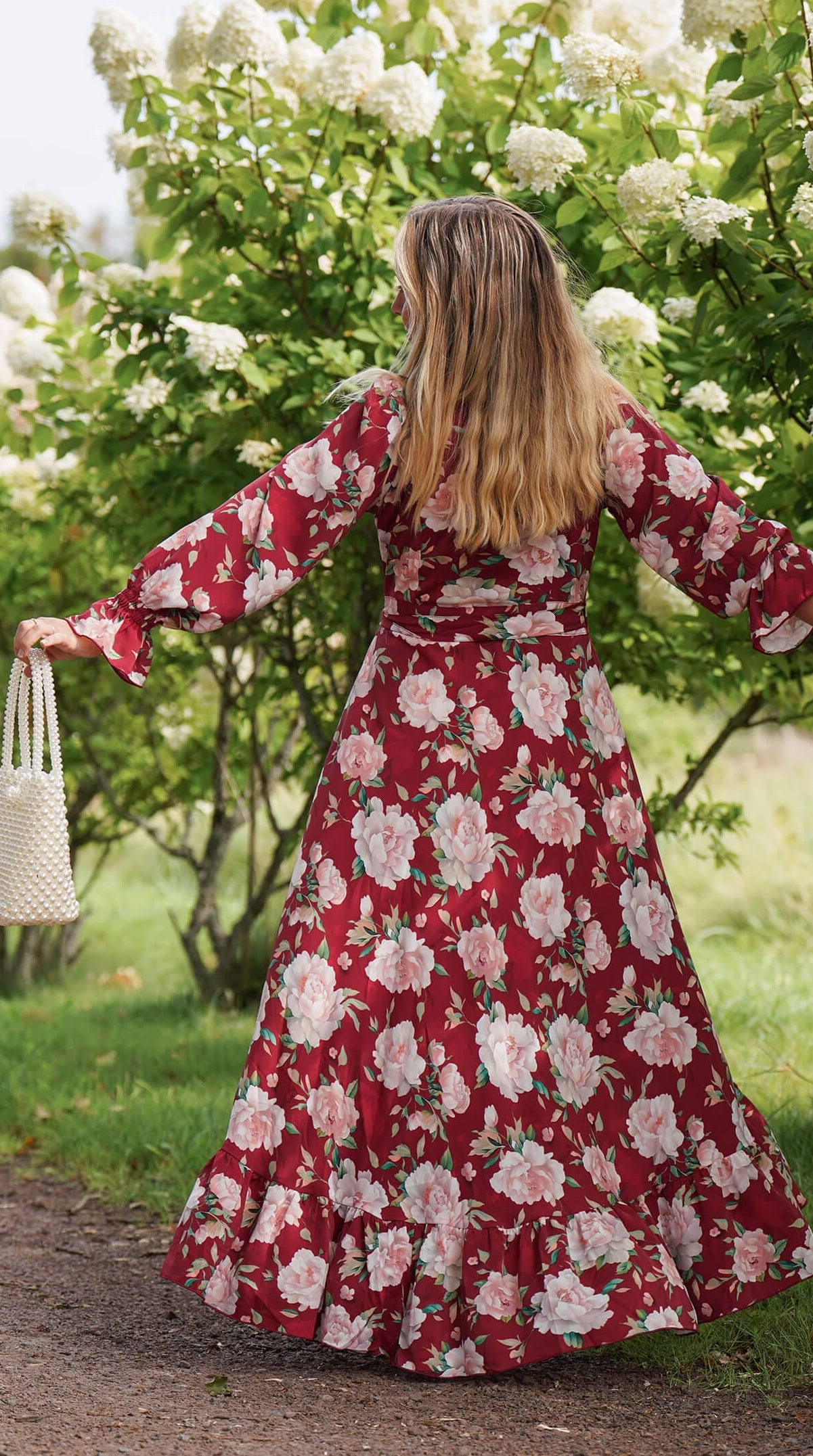 Burgunder omslagskjole med store blomster - Syrin fotsid kjole