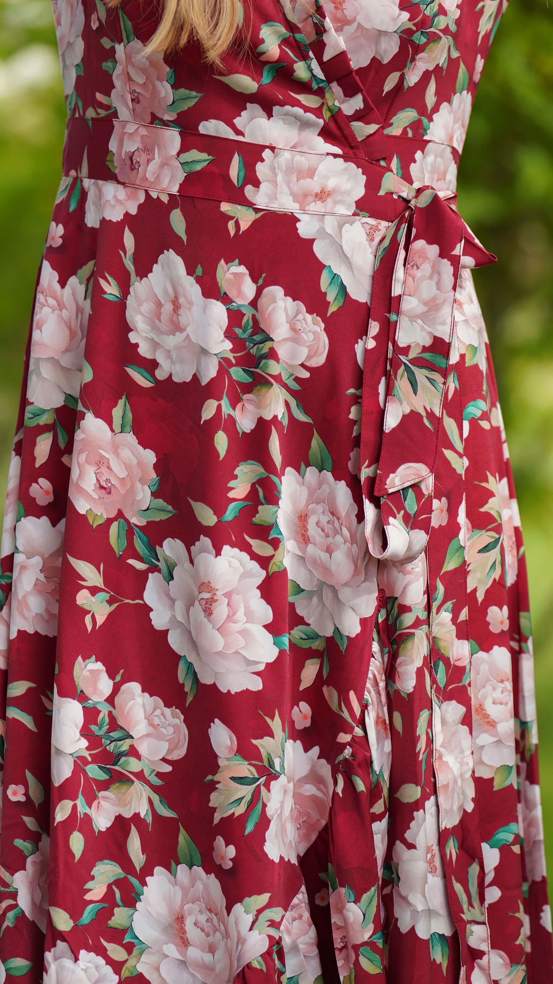 Burgunder omslagskjole med store blomster - Syrin fotsid kjole