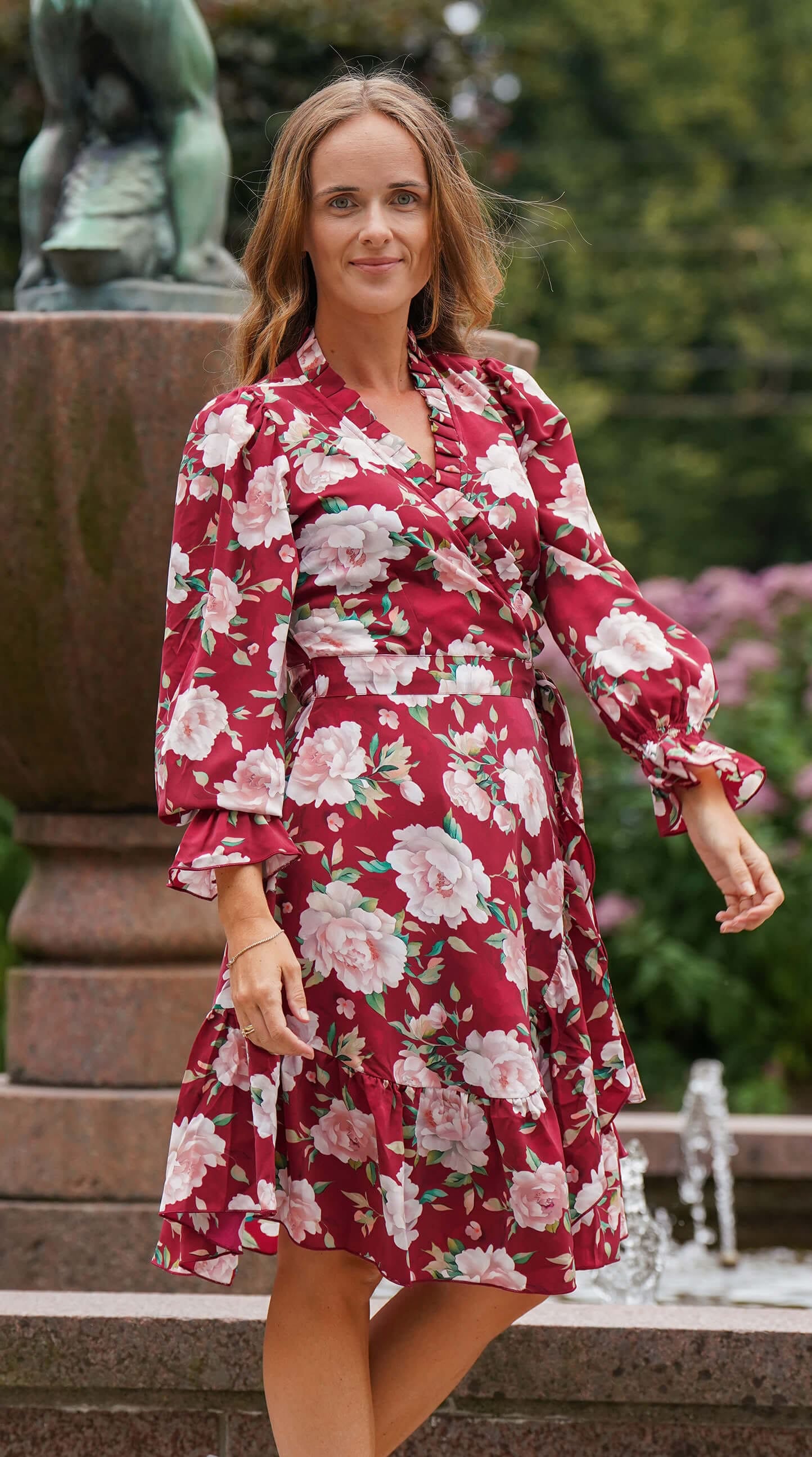 Kort burgunder omslagskjole med lange ermer - Syrin kjole