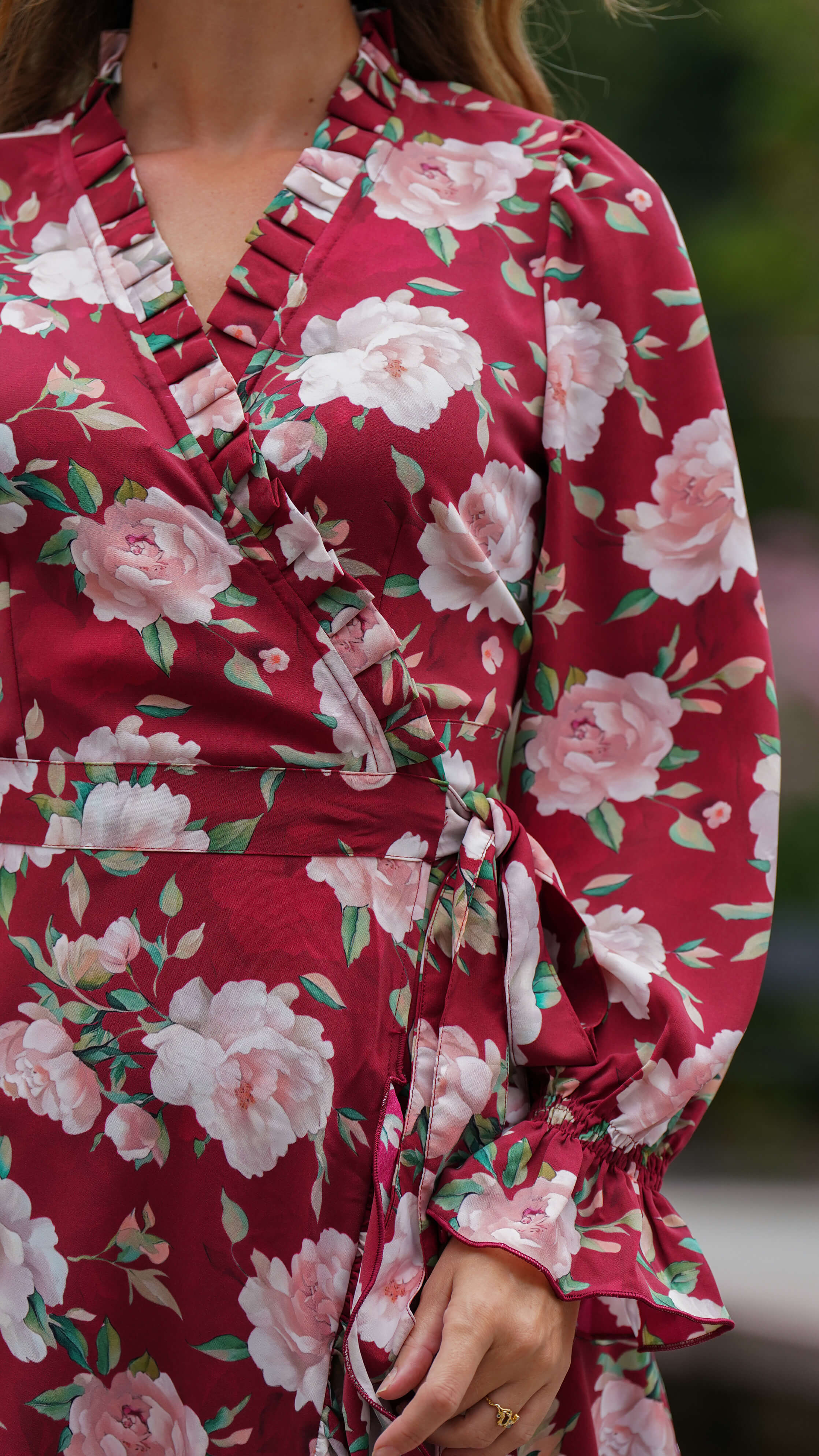 Kort burgunder omslagskjole med lange ermer - Syrin kjole