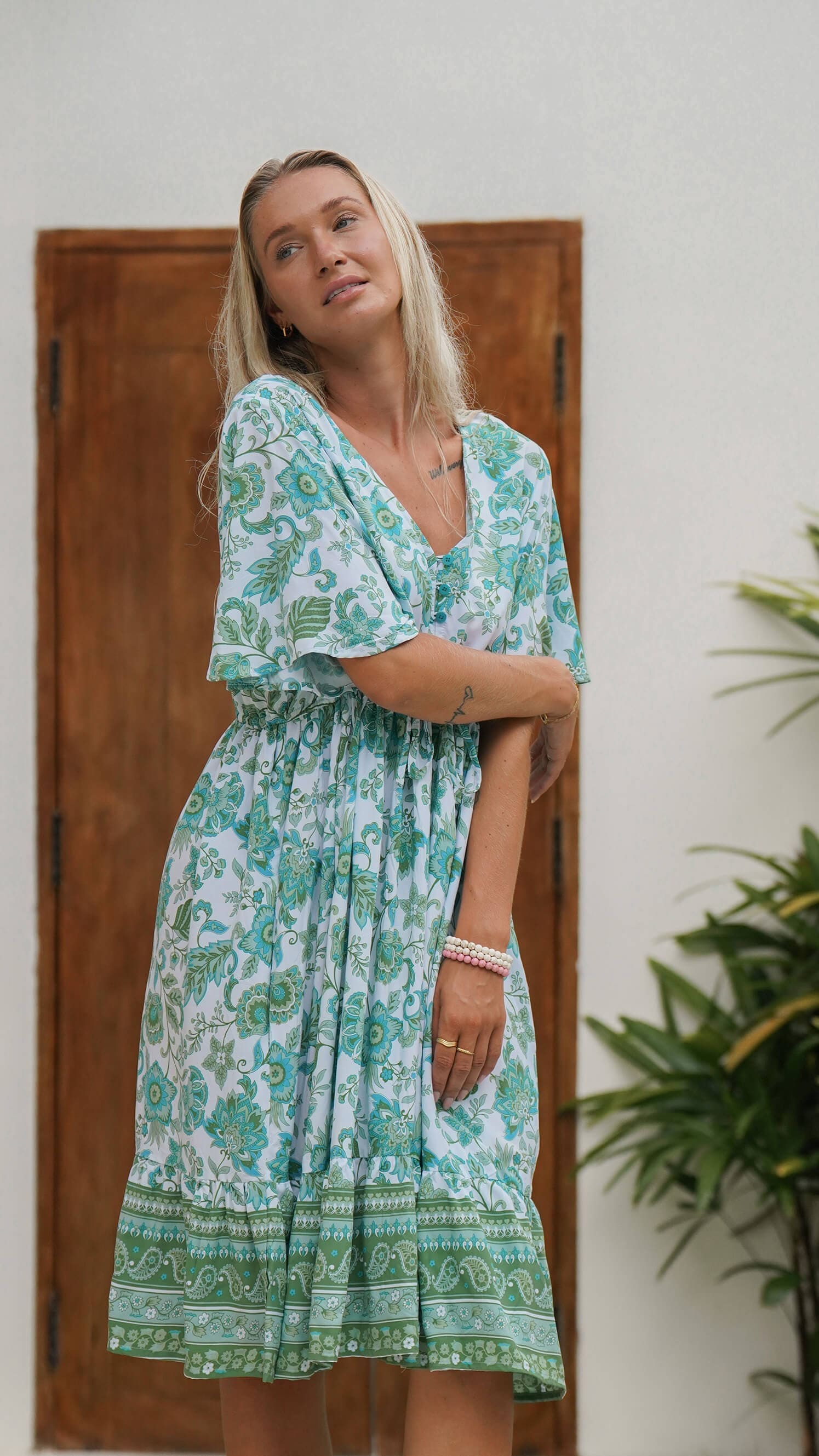 Kort grønn og hvit sommerkjole