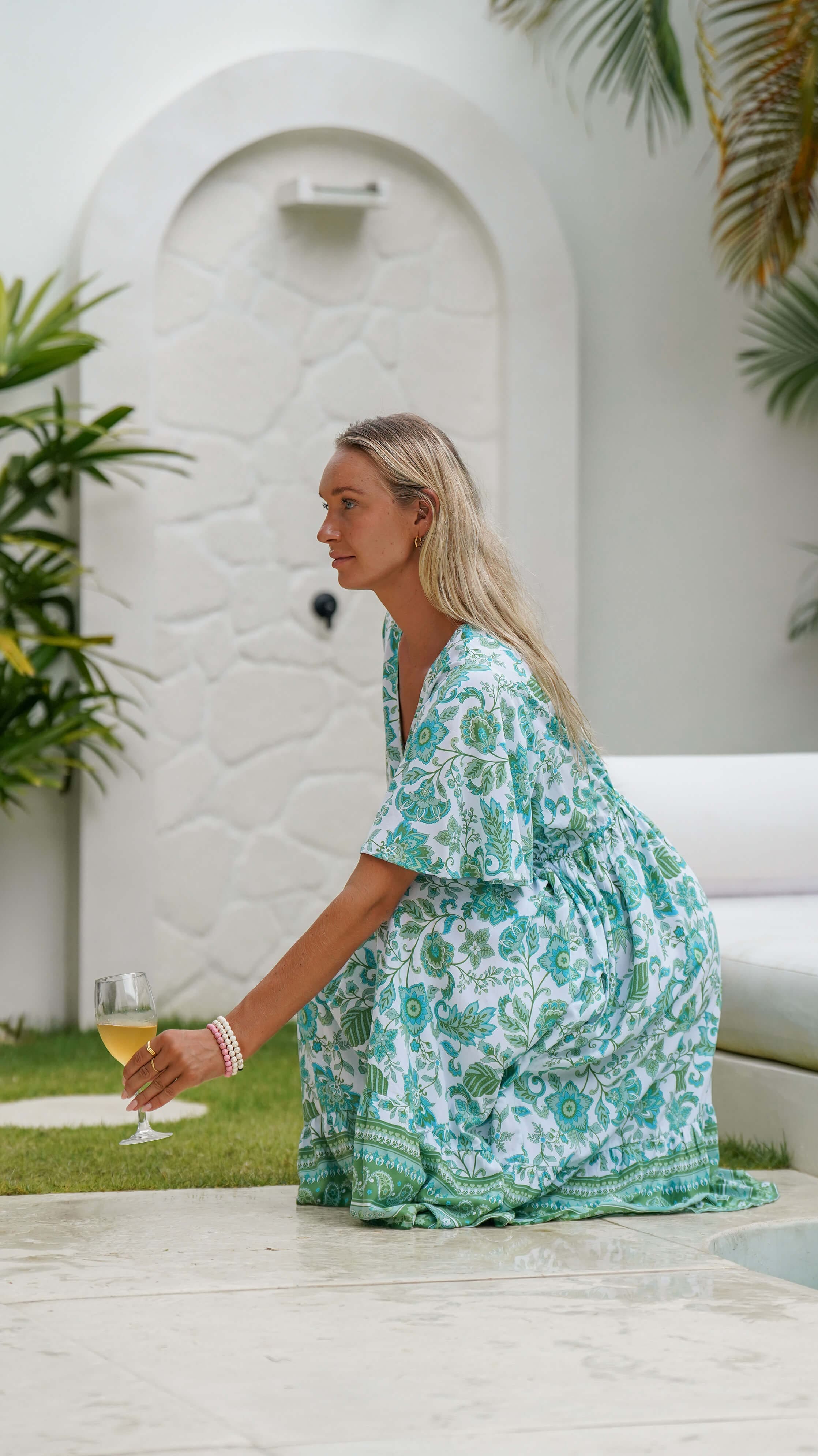 Kort grønn og hvit sommerkjole